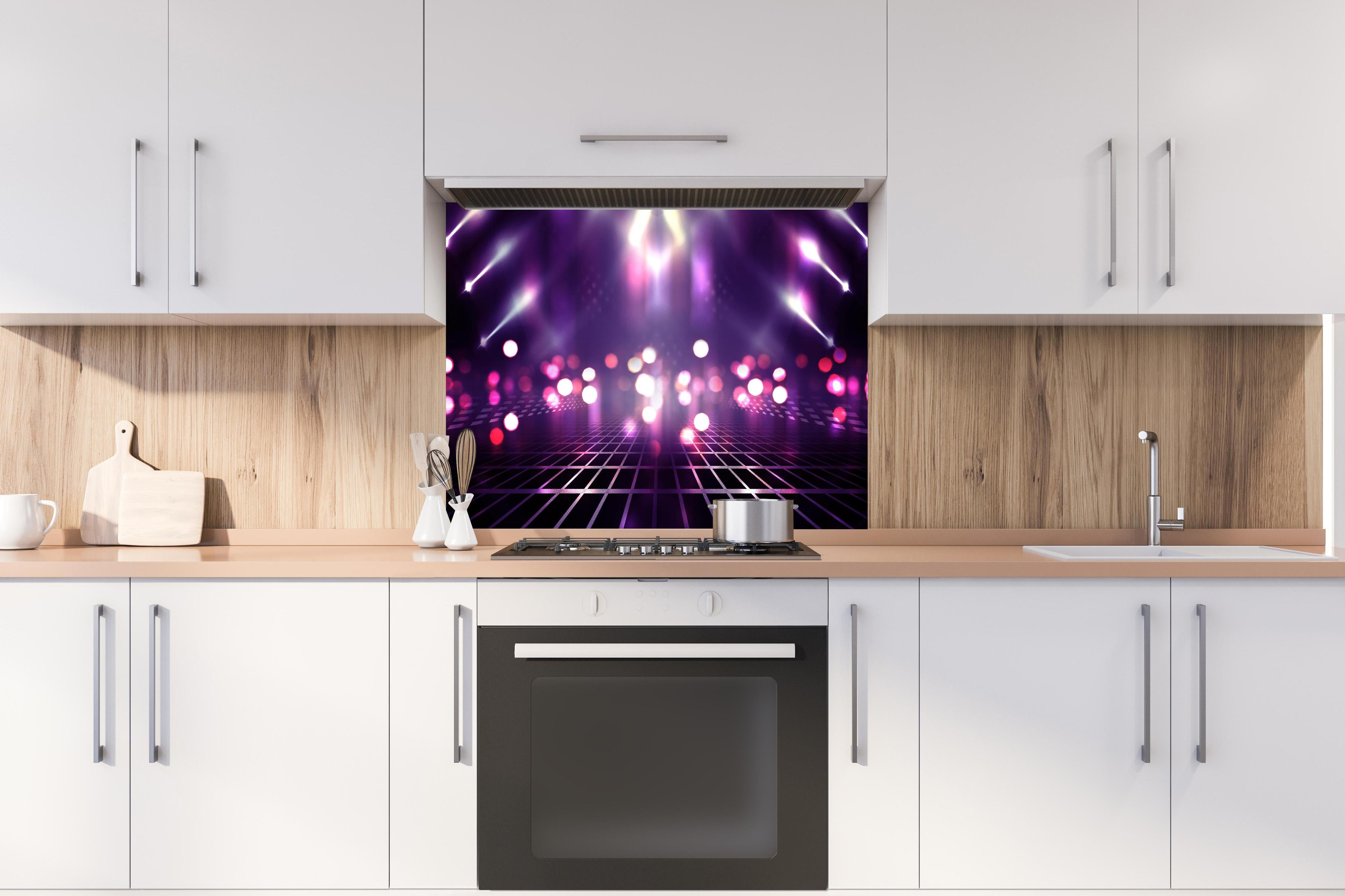 Spritzschutz - Leere Hintergrundszene. Ultraviolettes Licht hinter einem Cerankochfeld zwischen Holz-Kochutensilien
