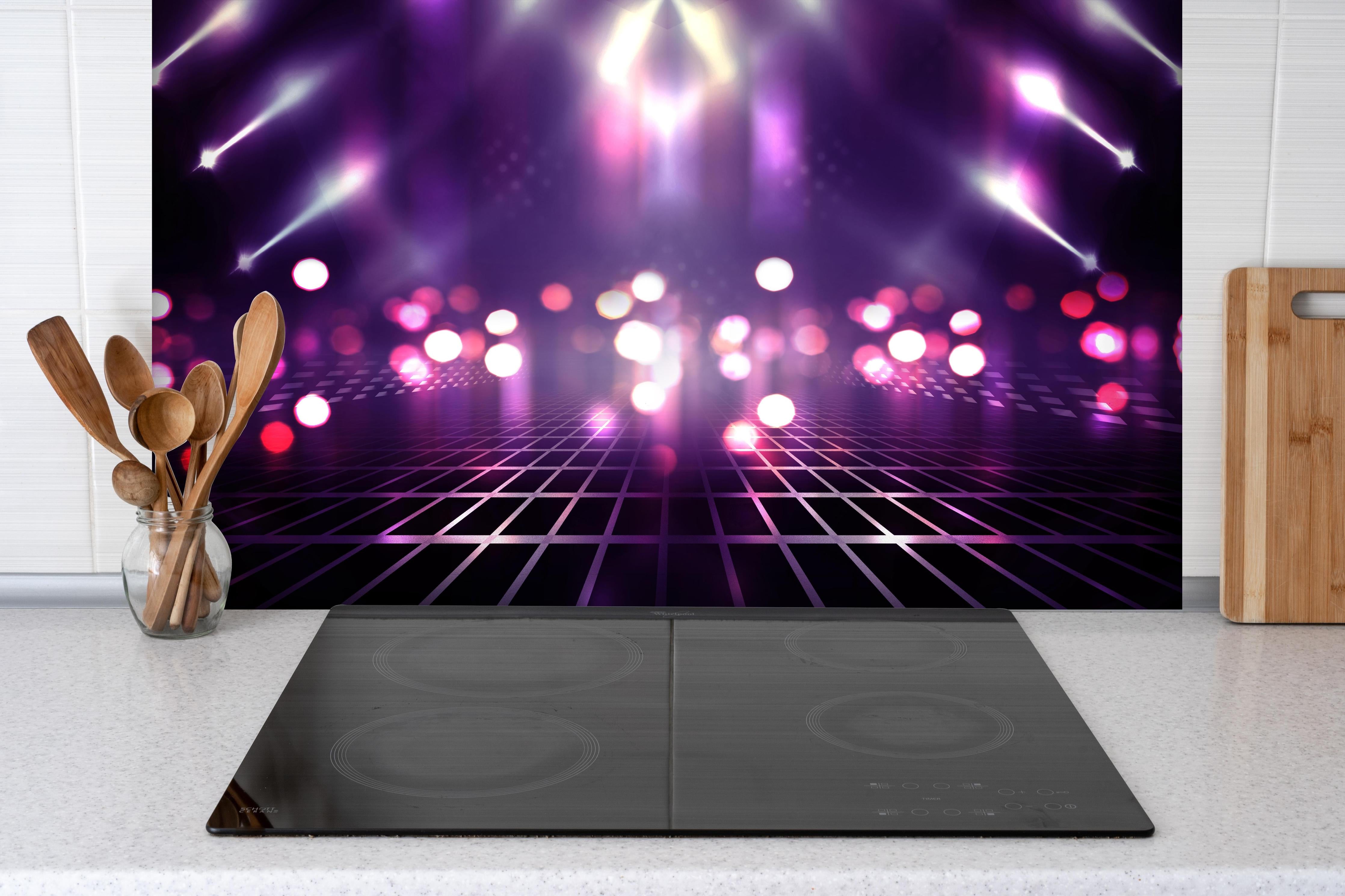 Spritzschutz - Leere Hintergrundszene. Ultraviolettes Licht hinter einem Cerankochfeld zwischen Holz-Kochutensilien
