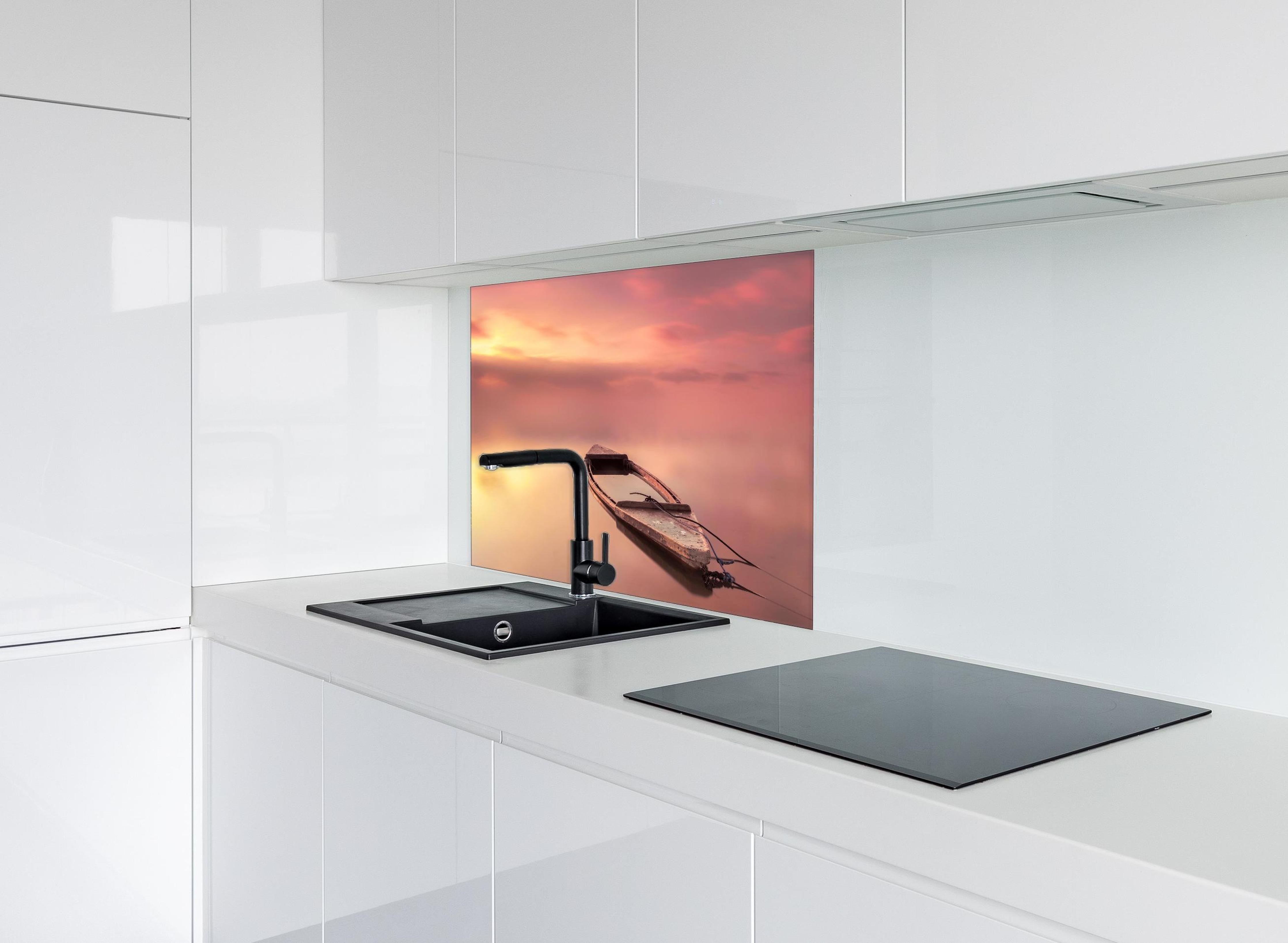 Spritzschutz - Leeres Boot -Traumwelt hinter einem Cerankochfeld zwischen Holz-Kochutensilien
