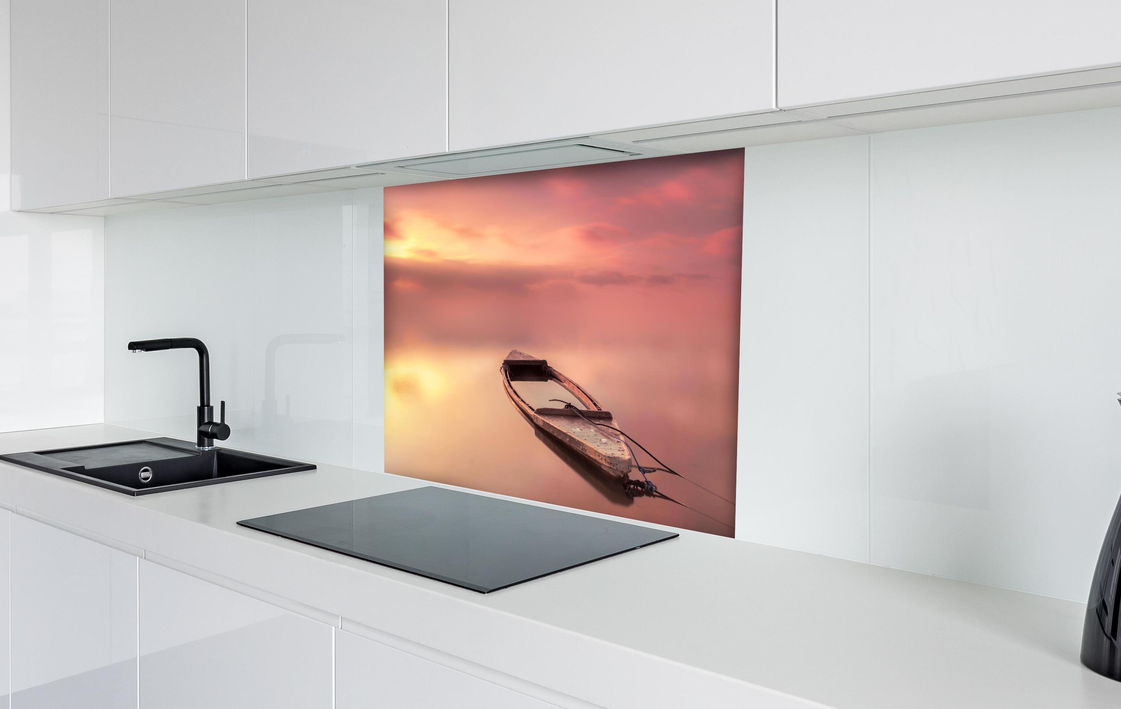 Spritzschutz - Leeres Boot -Traumwelt hinter einem Cerankochfeld zwischen Holz-Kochutensilien
