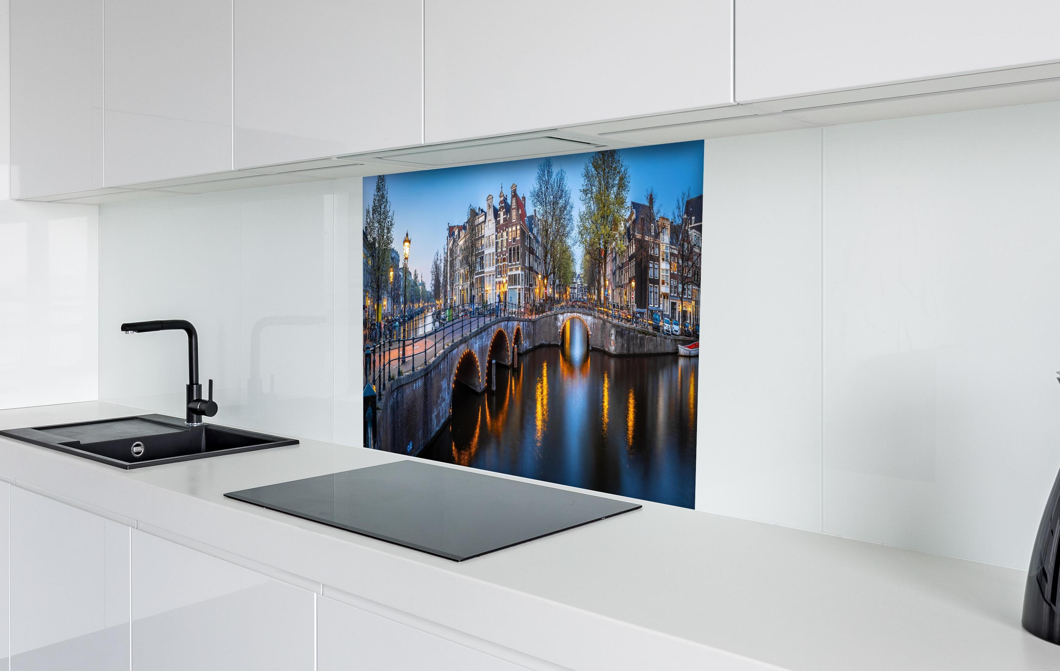 Spritzschutz - Leidsegracht-Brücke - Amsterdam hinter einem Cerankochfeld zwischen Holz-Kochutensilien
