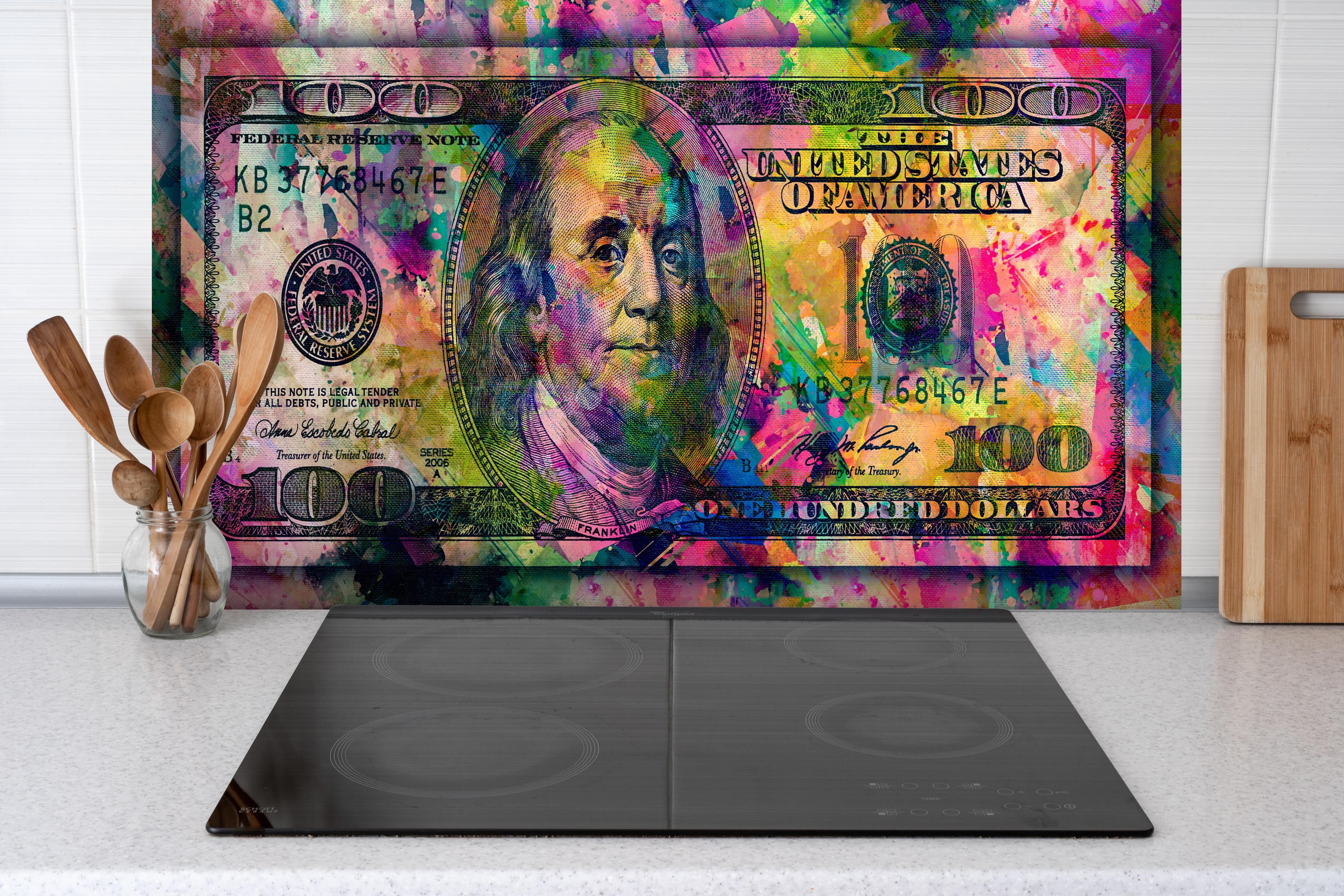 Spritzschutz - Leinwandbild Abstraktes Geld-Kunstwerk hinter einem Cerankochfeld zwischen Holz-Kochutensilien
