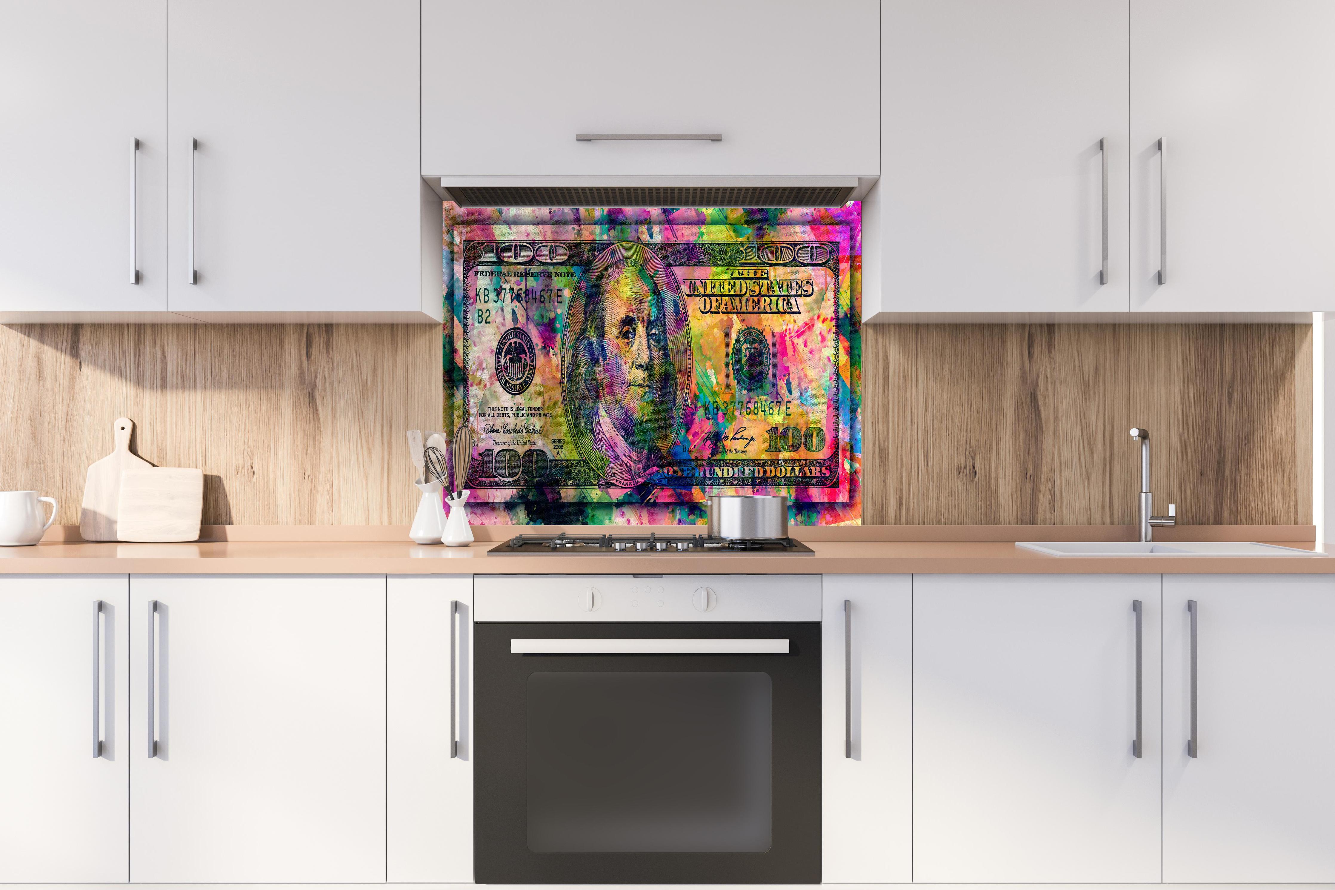 Spritzschutz - Leinwandbild Abstraktes Geld-Kunstwerk hinter einem Cerankochfeld zwischen Holz-Kochutensilien
