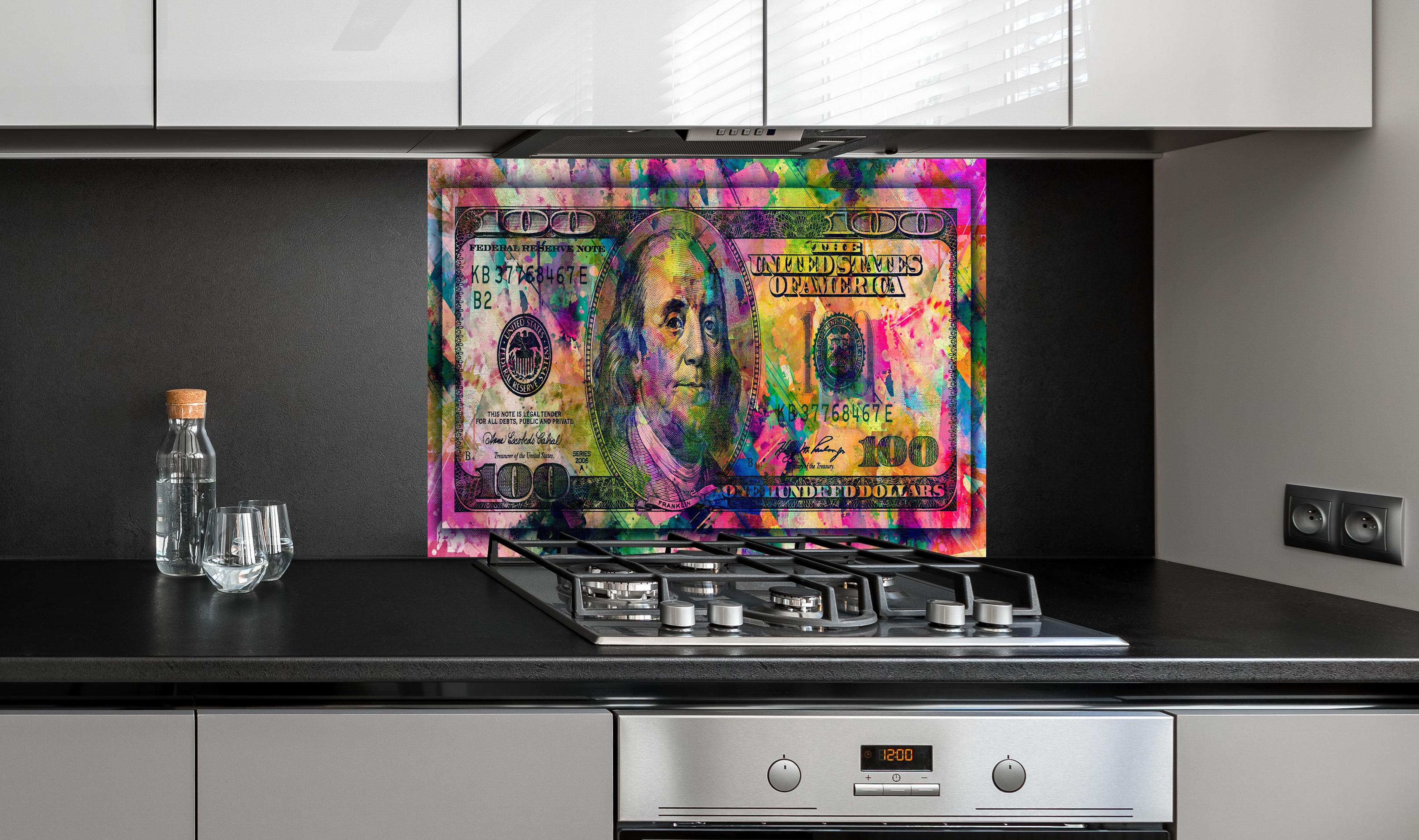 Spritzschutz - Leinwandbild Abstraktes Geld-Kunstwerk hinter einem Cerankochfeld zwischen Holz-Kochutensilien
