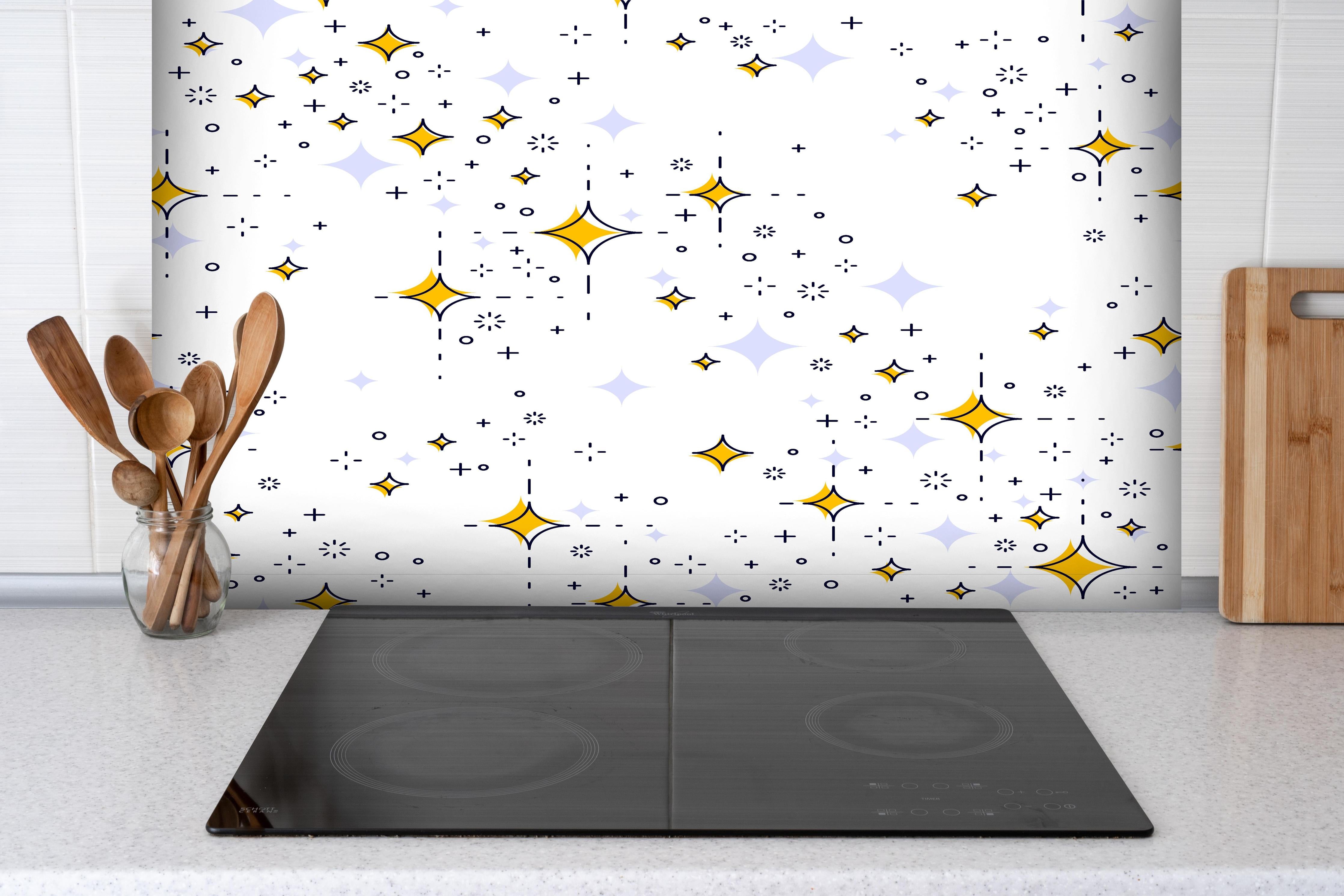 Spritzschutz - Leuchtend Gelb-Weißes Sternenmuster Design hinter einem Cerankochfeld zwischen Holz-Kochutensilien
