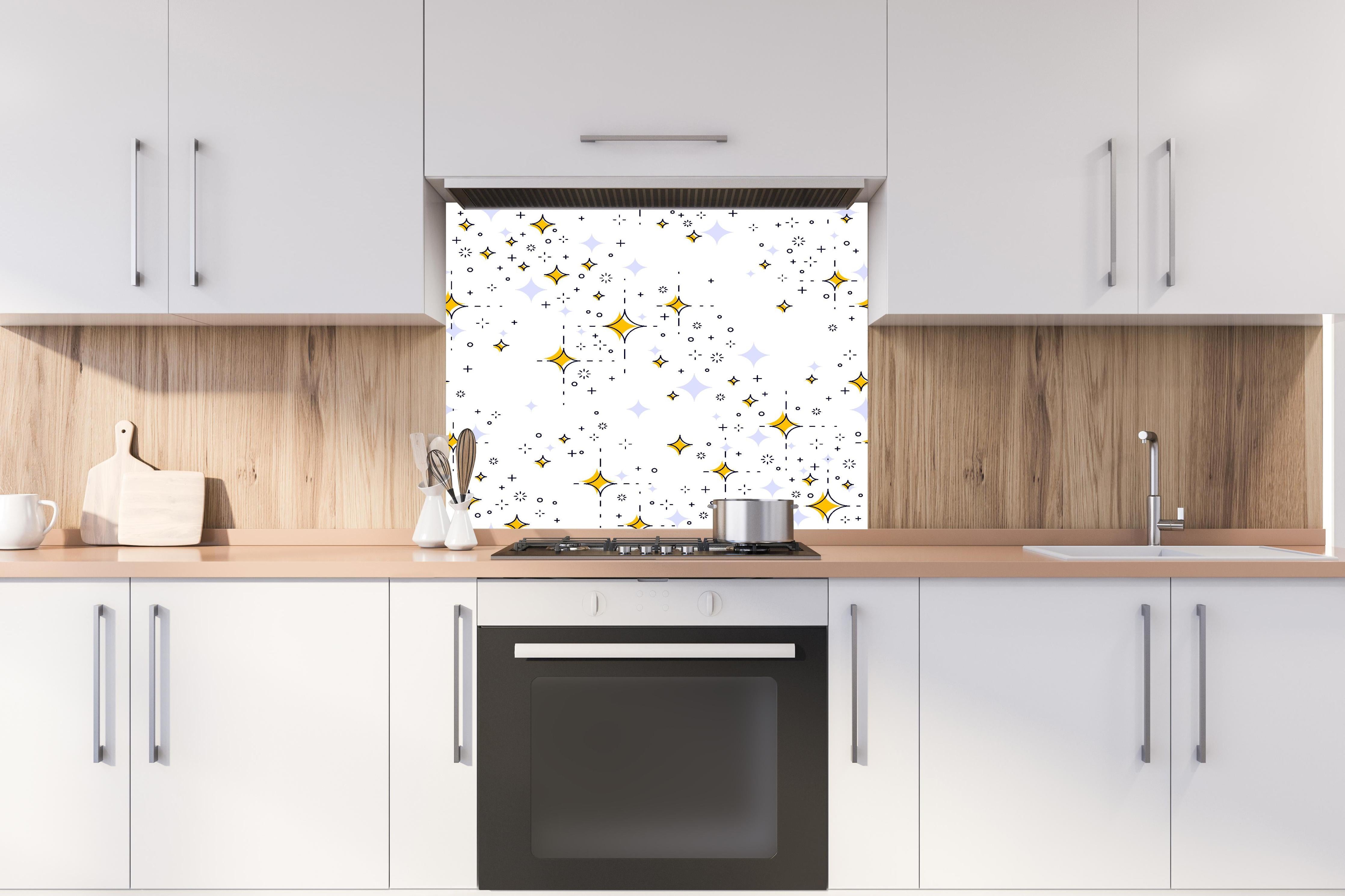 Spritzschutz - Leuchtend Gelb-Weißes Sternenmuster Design hinter einem Cerankochfeld zwischen Holz-Kochutensilien

