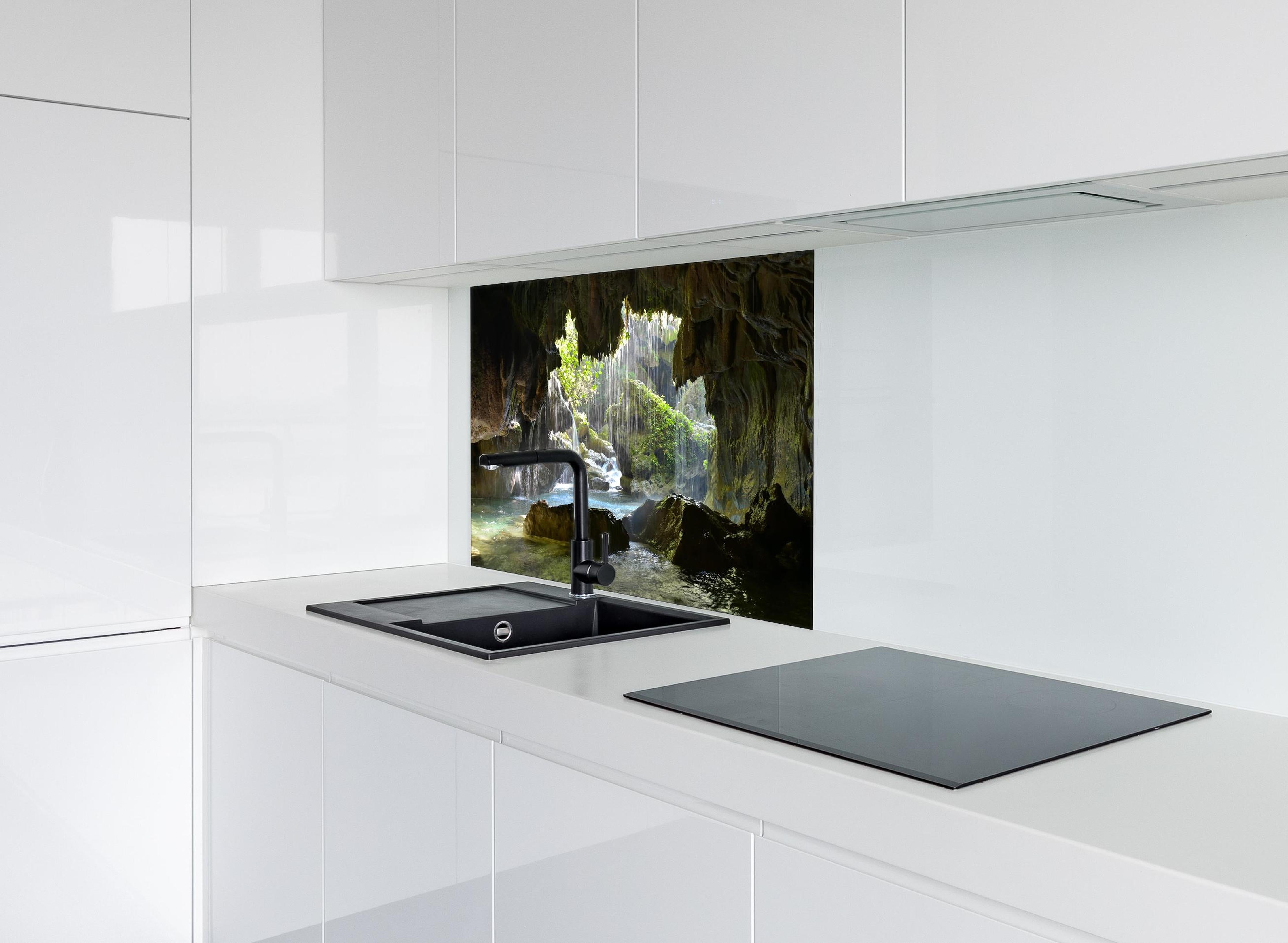 Spritzschutz - Lichtdurchflutete Grüne Höhlenlandschaft hinter einem Cerankochfeld zwischen Holz-Kochutensilien
