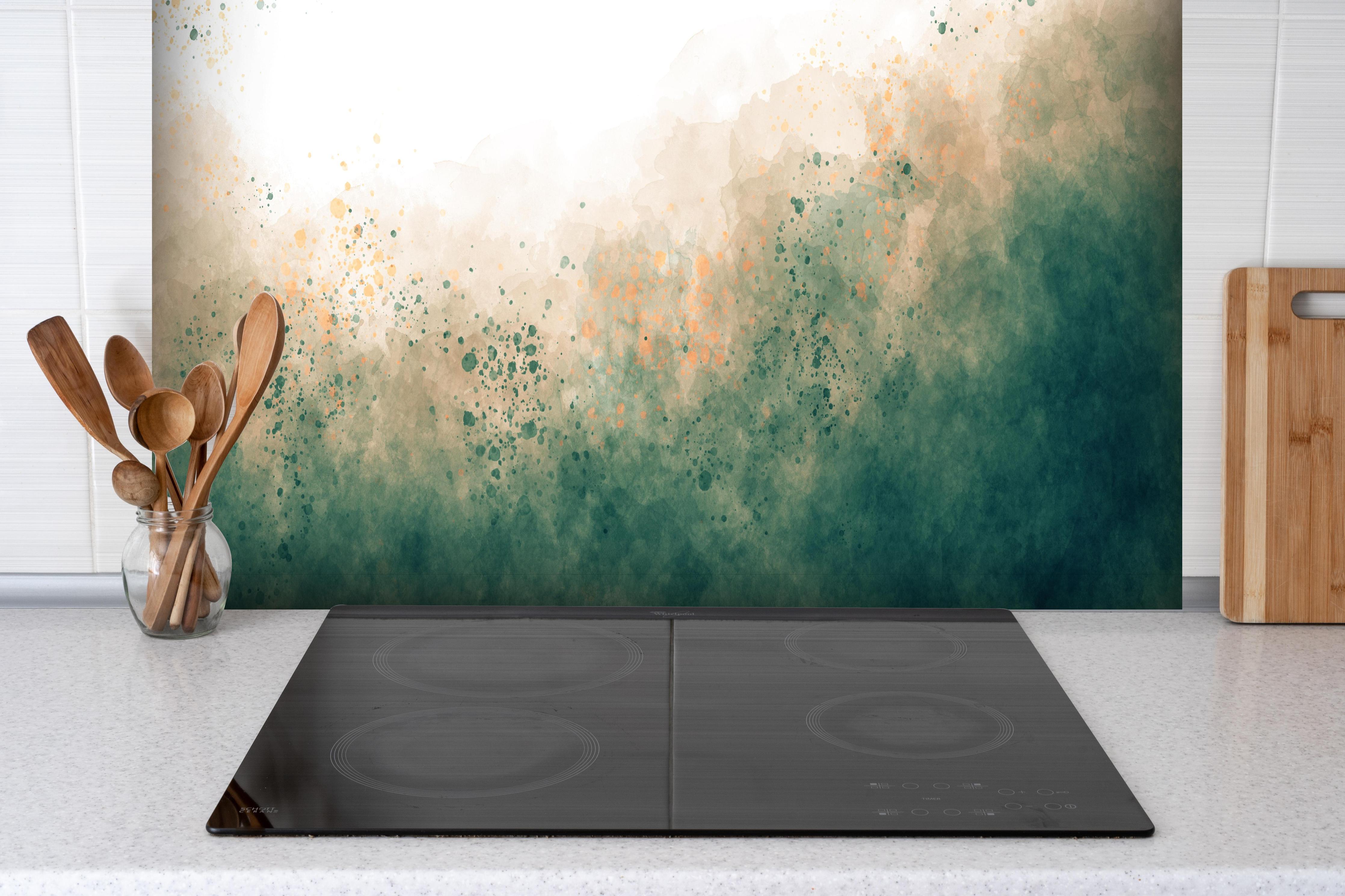 Spritzschutz - Light Sea Green Aquarell Himmel mit Wolken hinter einem Cerankochfeld zwischen Holz-Kochutensilien
