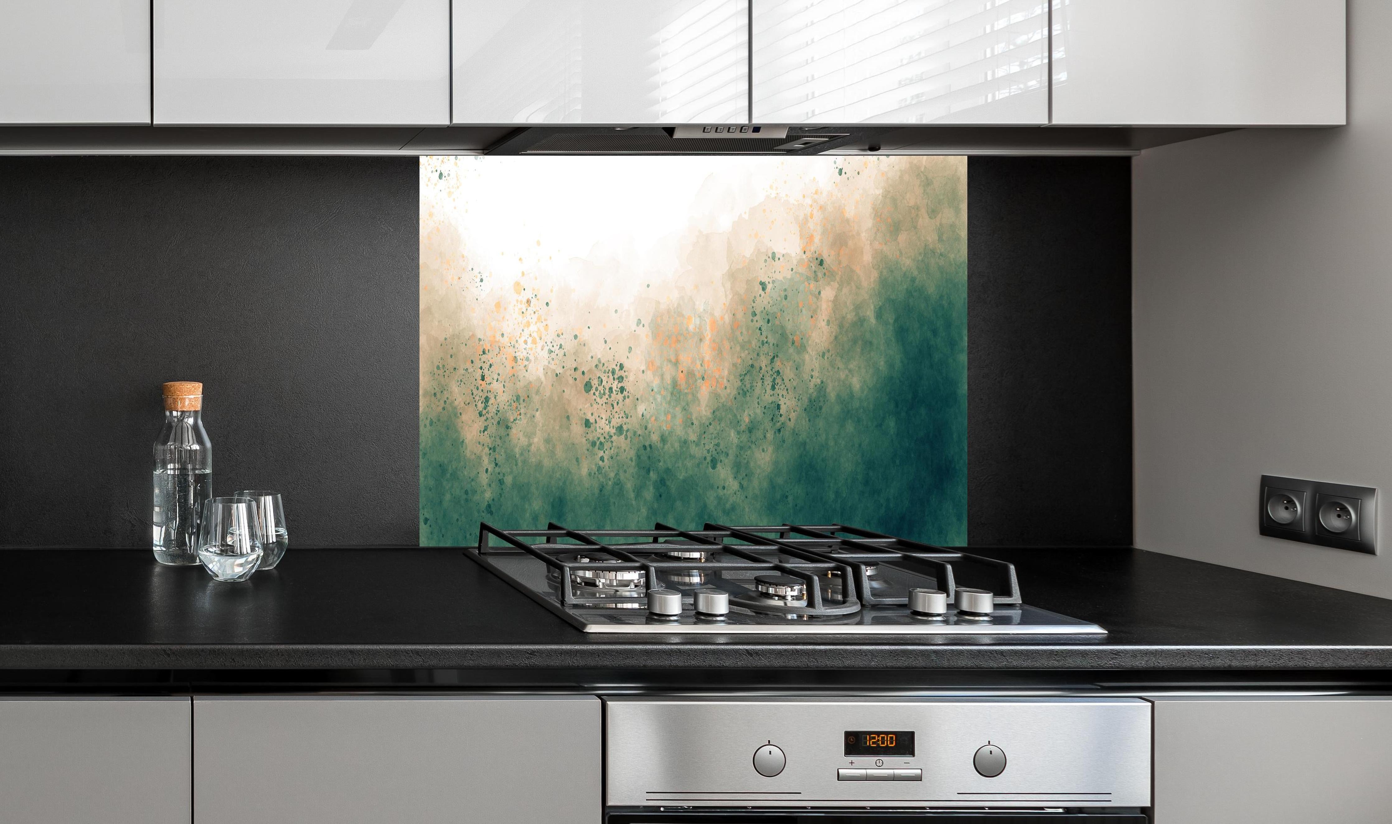 Spritzschutz - Light Sea Green Aquarell Himmel mit Wolken hinter einem Cerankochfeld zwischen Holz-Kochutensilien
