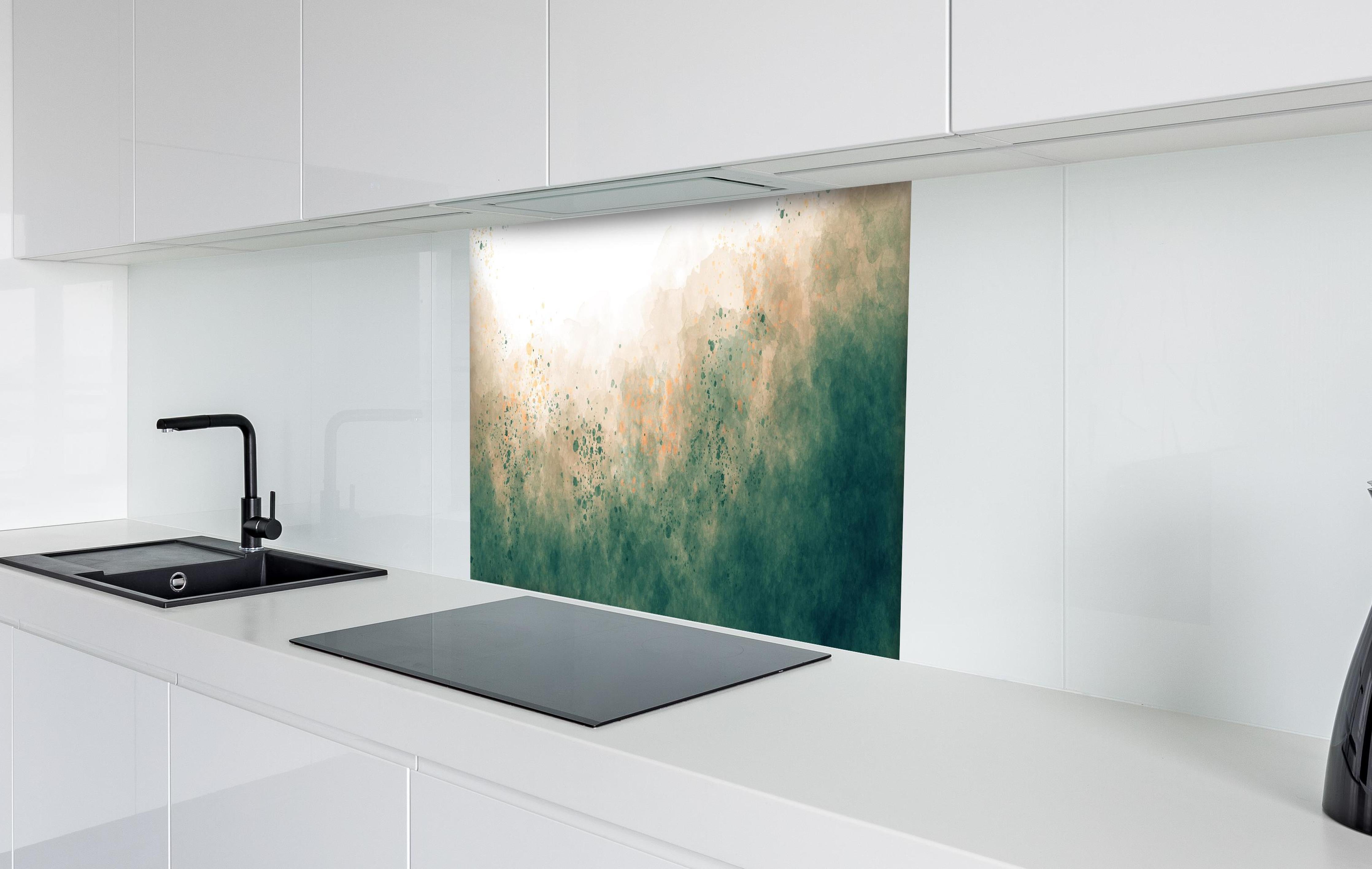 Spritzschutz - Light Sea Green Aquarell Himmel mit Wolken hinter einem Cerankochfeld zwischen Holz-Kochutensilien
