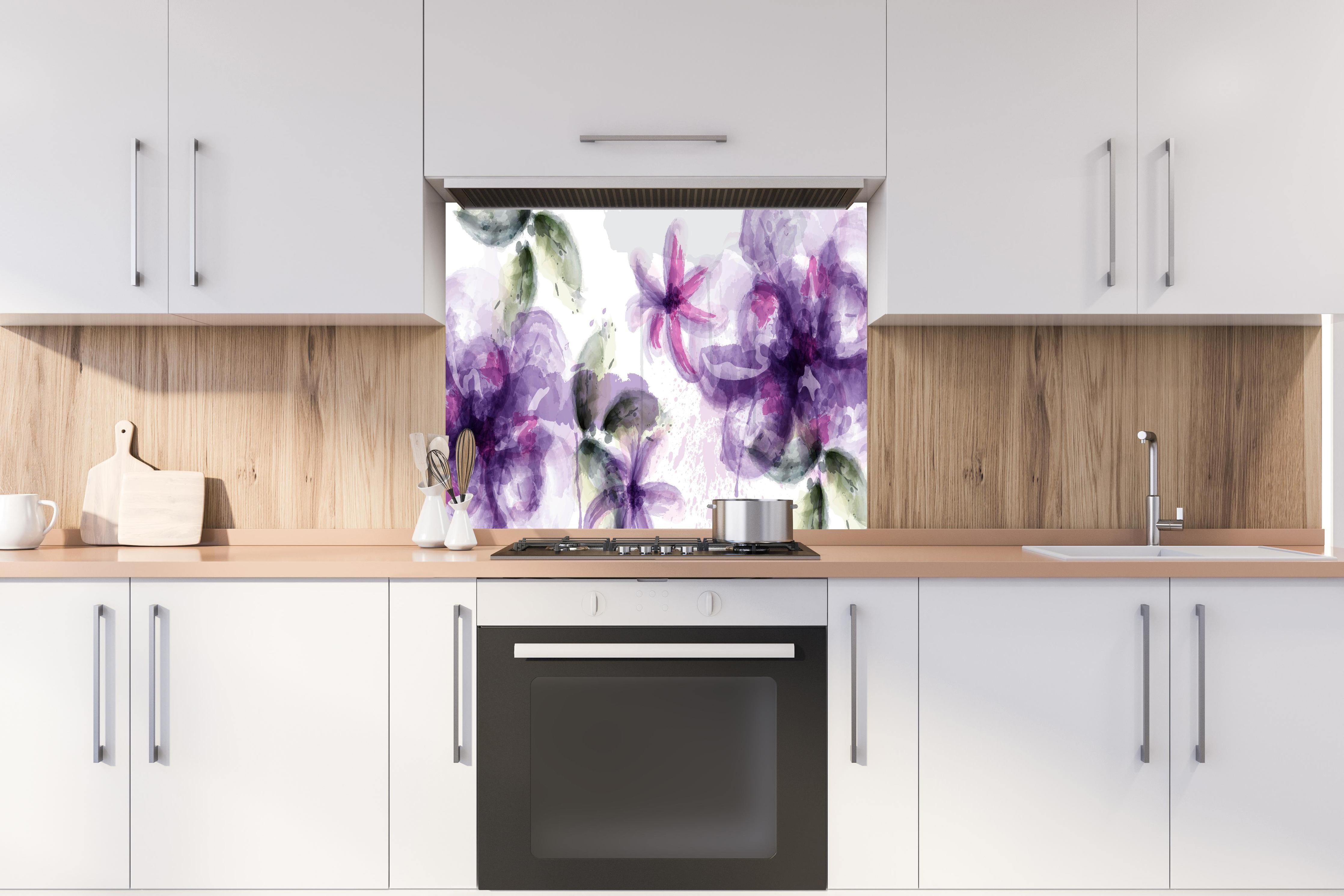 Spritzschutz - Lila-Rosa Blumen Aquarell Kunstwerk hinter einem Cerankochfeld zwischen Holz-Kochutensilien
