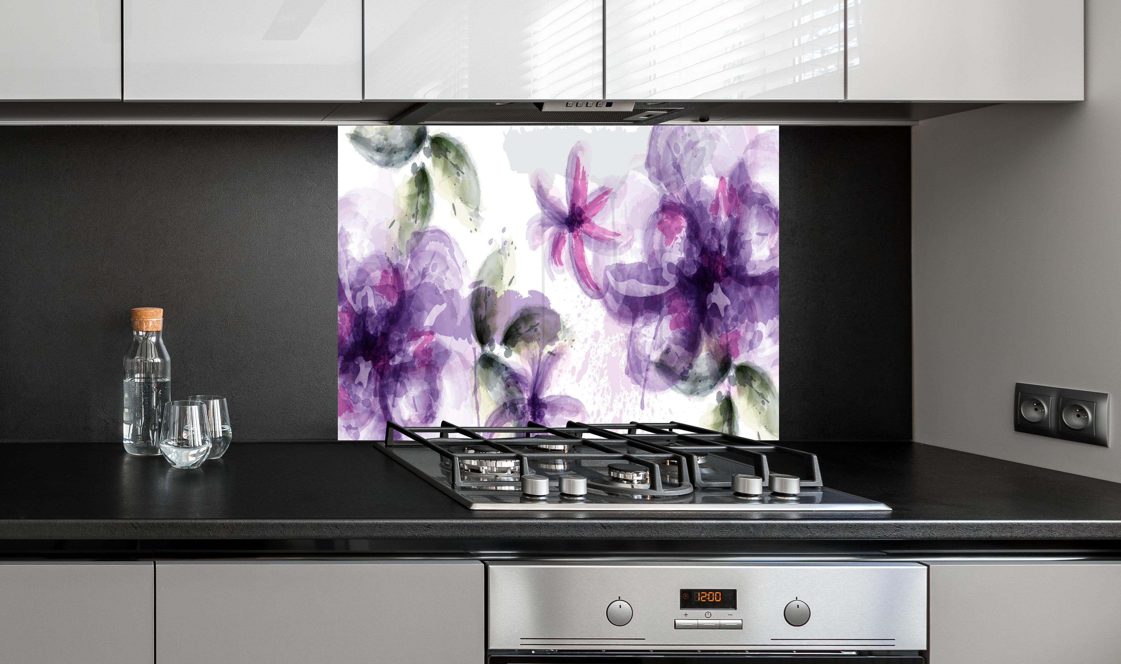 Spritzschutz - Lila-Rosa Blumen Aquarell Kunstwerk hinter einem Cerankochfeld zwischen Holz-Kochutensilien
