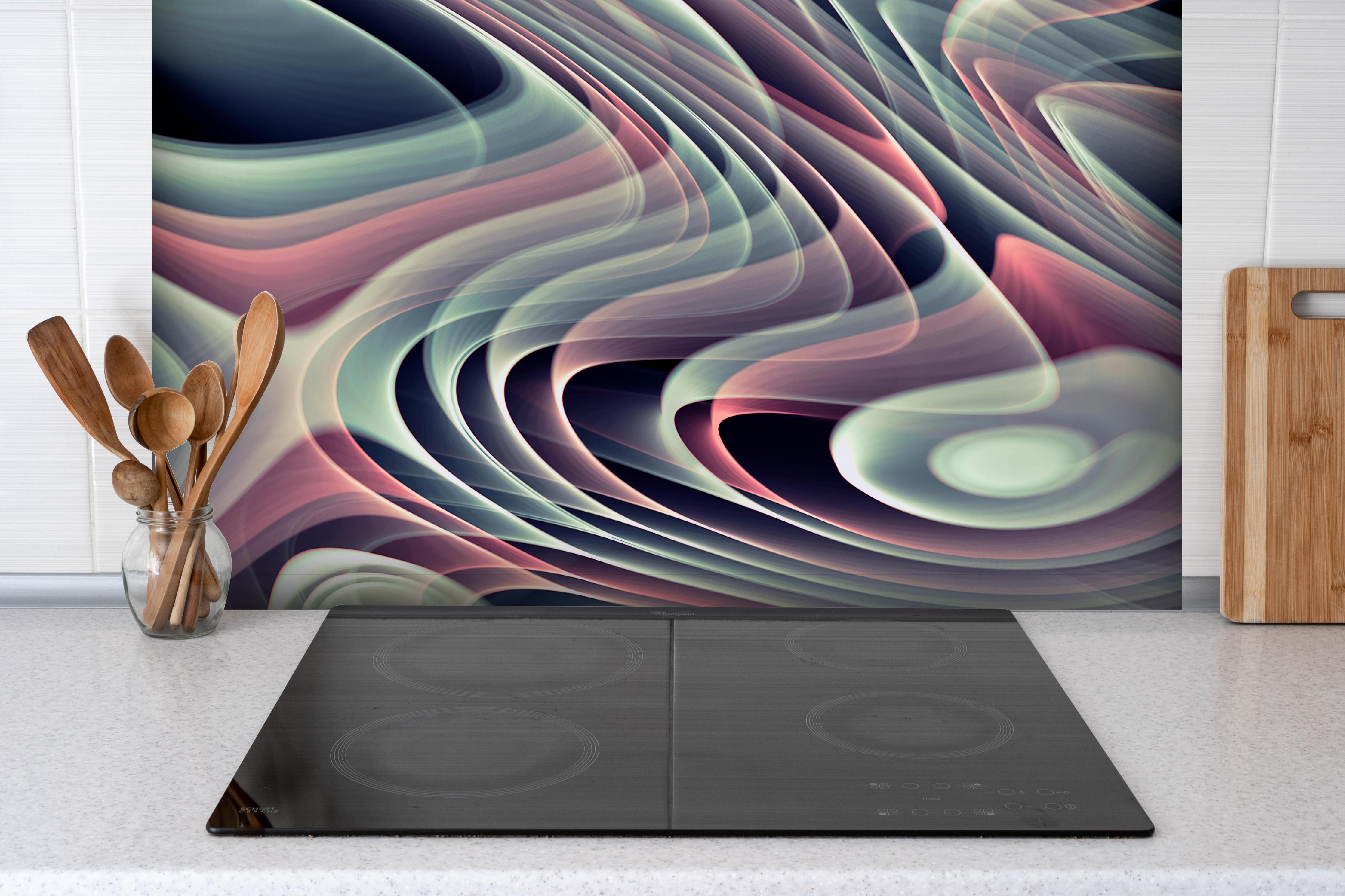 Spritzschutz - Linienartiger Hintergrund - Abstrakt hinter einem Cerankochfeld zwischen Holz-Kochutensilien
