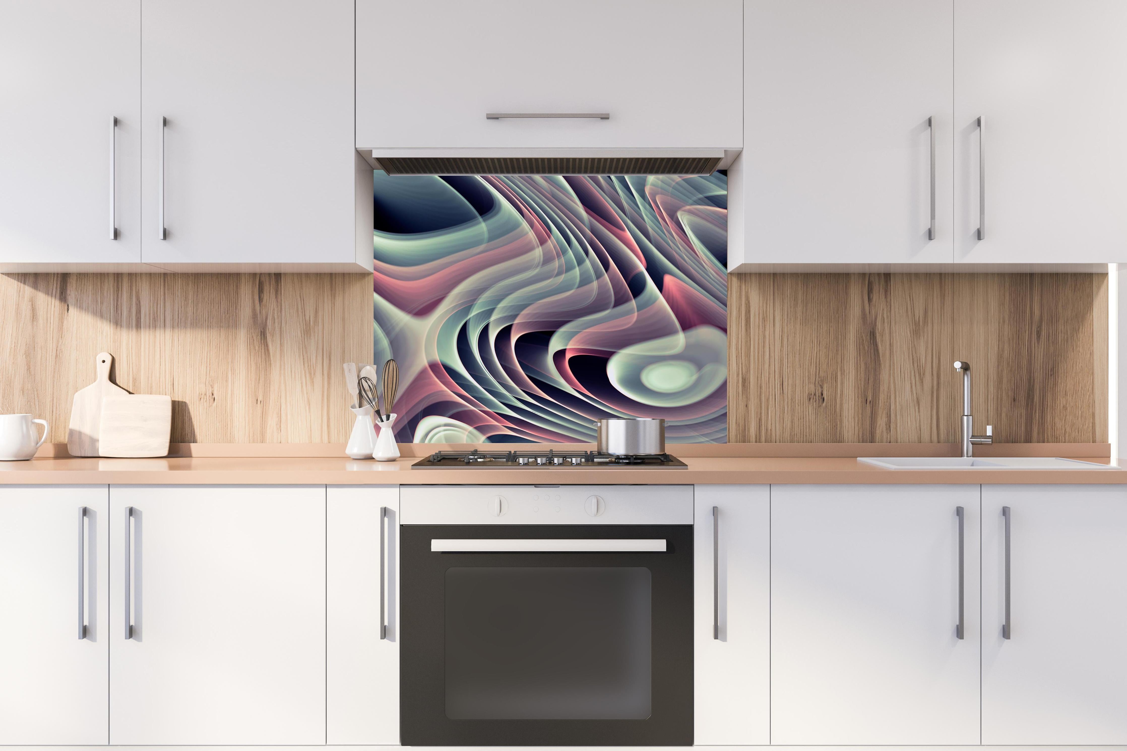 Spritzschutz - Linienartiger Hintergrund - Abstrakt hinter einem Cerankochfeld zwischen Holz-Kochutensilien
