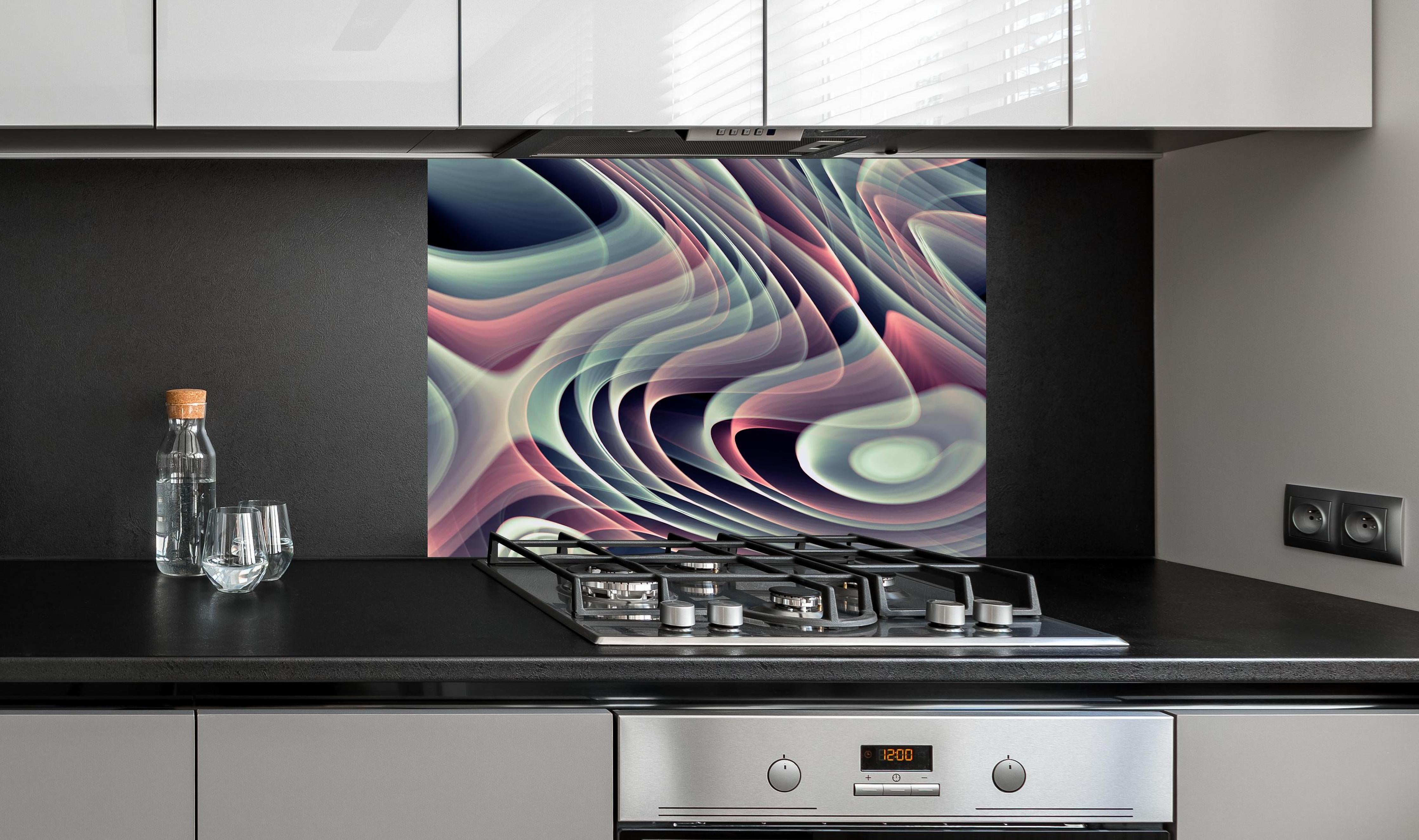 Spritzschutz - Linienartiger Hintergrund - Abstrakt hinter einem Cerankochfeld zwischen Holz-Kochutensilien
