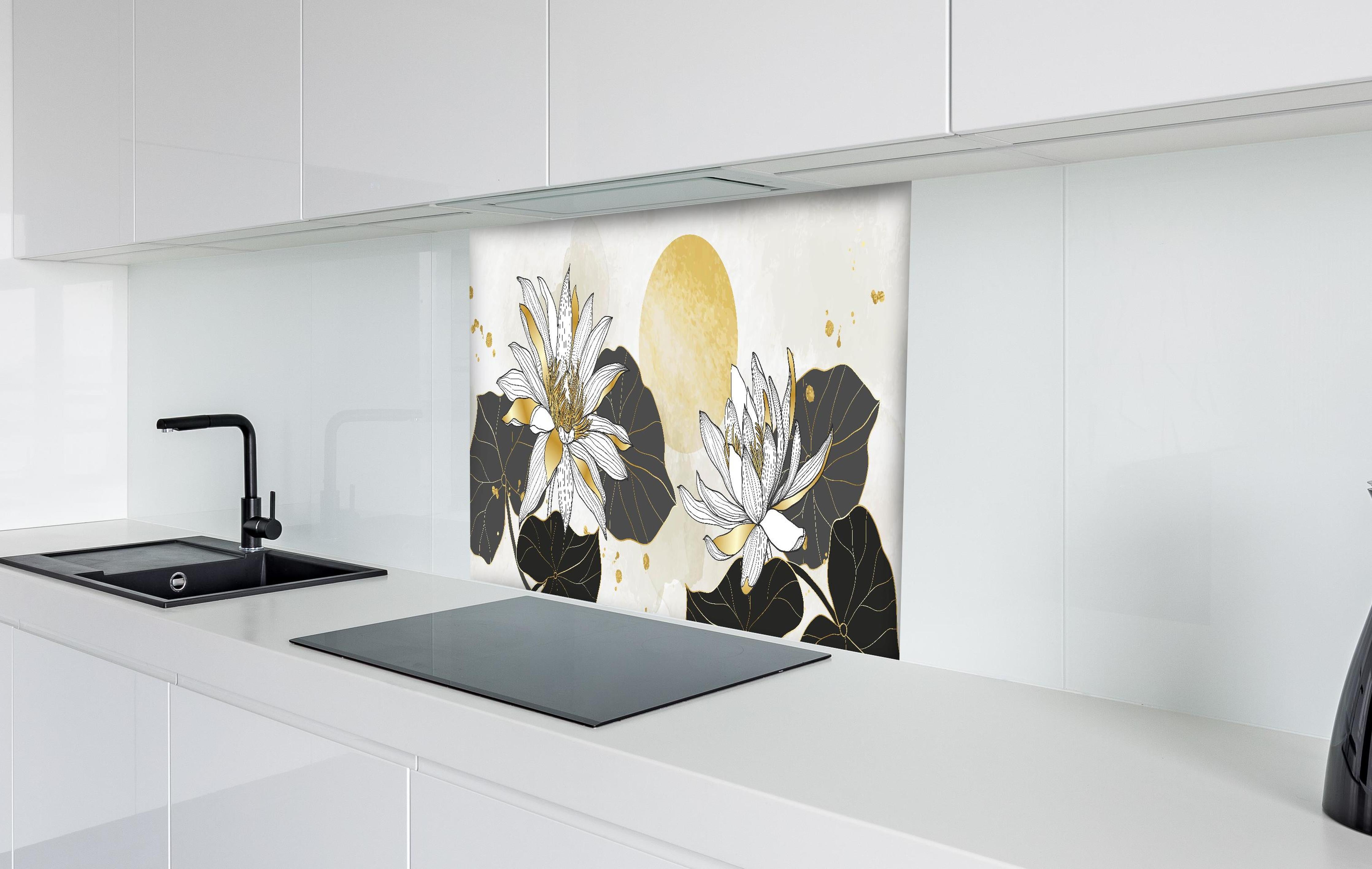 Spritzschutz - Lotus Flower Lineart mit Goldakzenten hinter einem Cerankochfeld zwischen Holz-Kochutensilien

