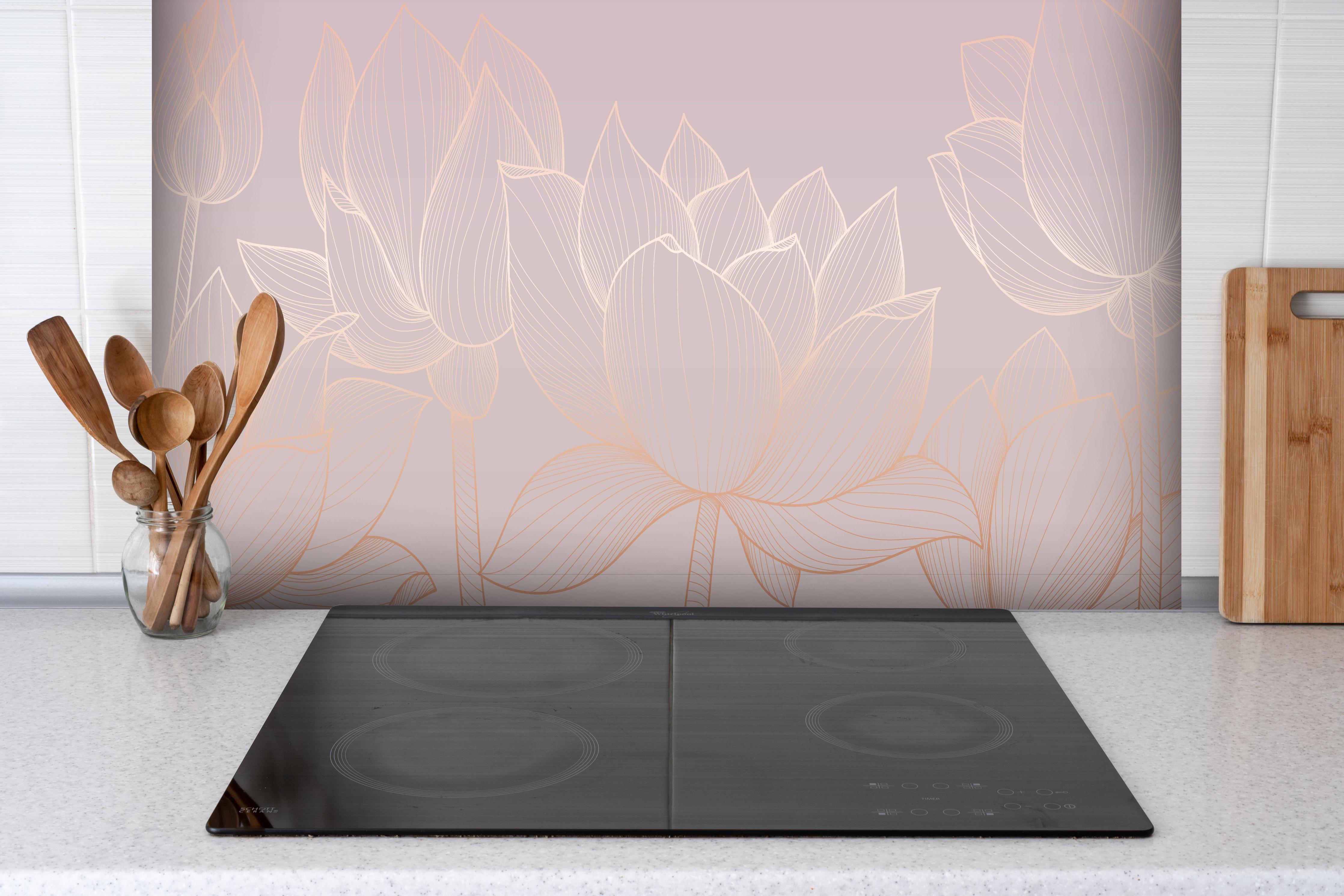 Spritzschutz - Lotusblumen Grafik Pastell Rosa Beige hinter einem Cerankochfeld zwischen Holz-Kochutensilien
