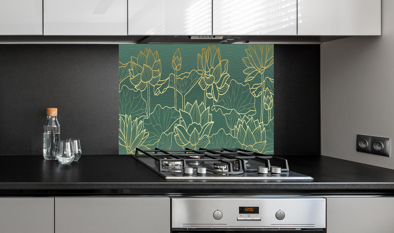 Spritzschutz - Lotusblumen Zeichnung Dunkelgrün Gold hinter einem Cerankochfeld zwischen Holz-Kochutensilien
