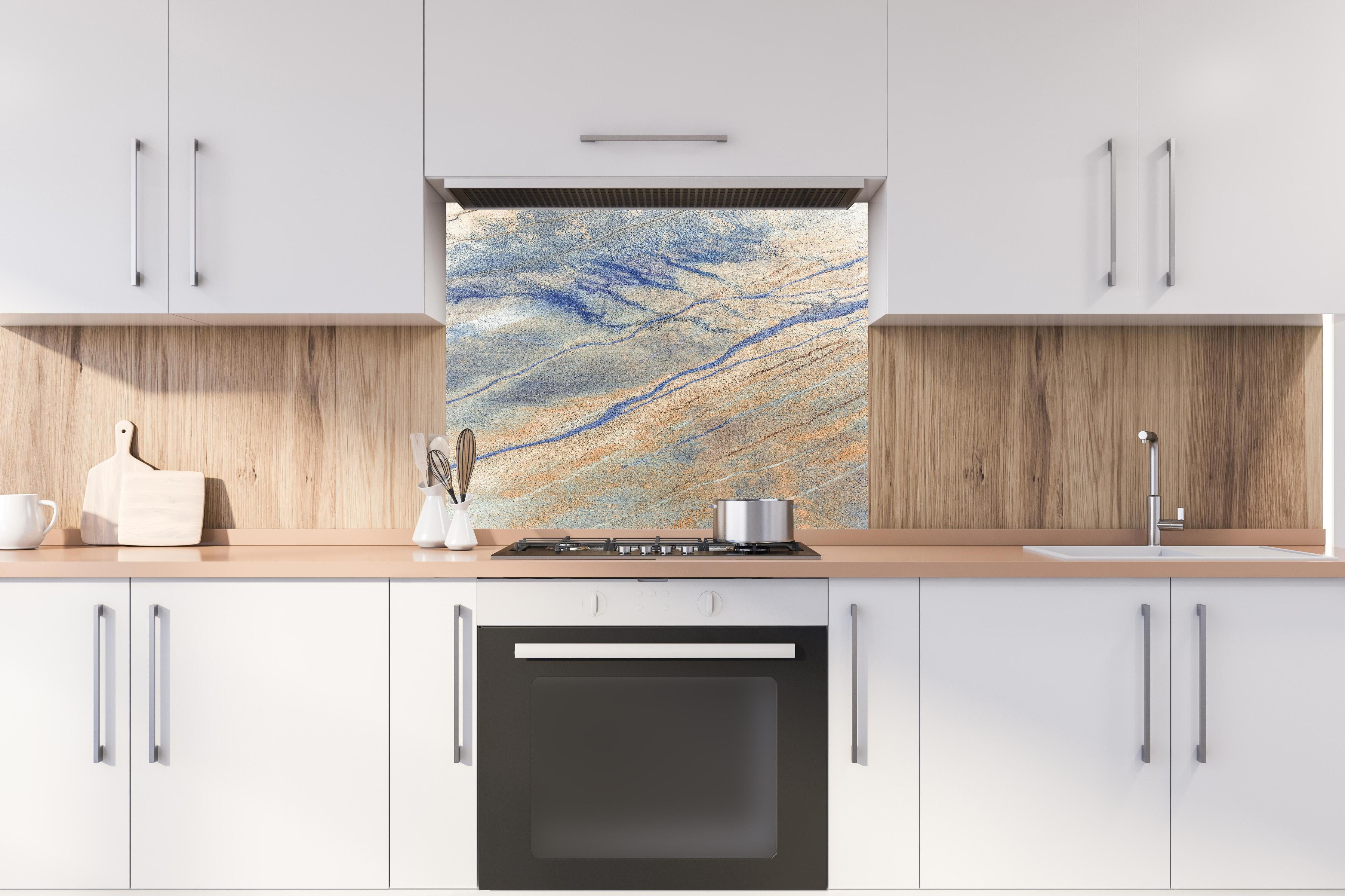 Spritzschutz - Luftaufnahme Blau-Orange Flusslandschaft Textur hinter einem Cerankochfeld zwischen Holz-Kochutensilien
