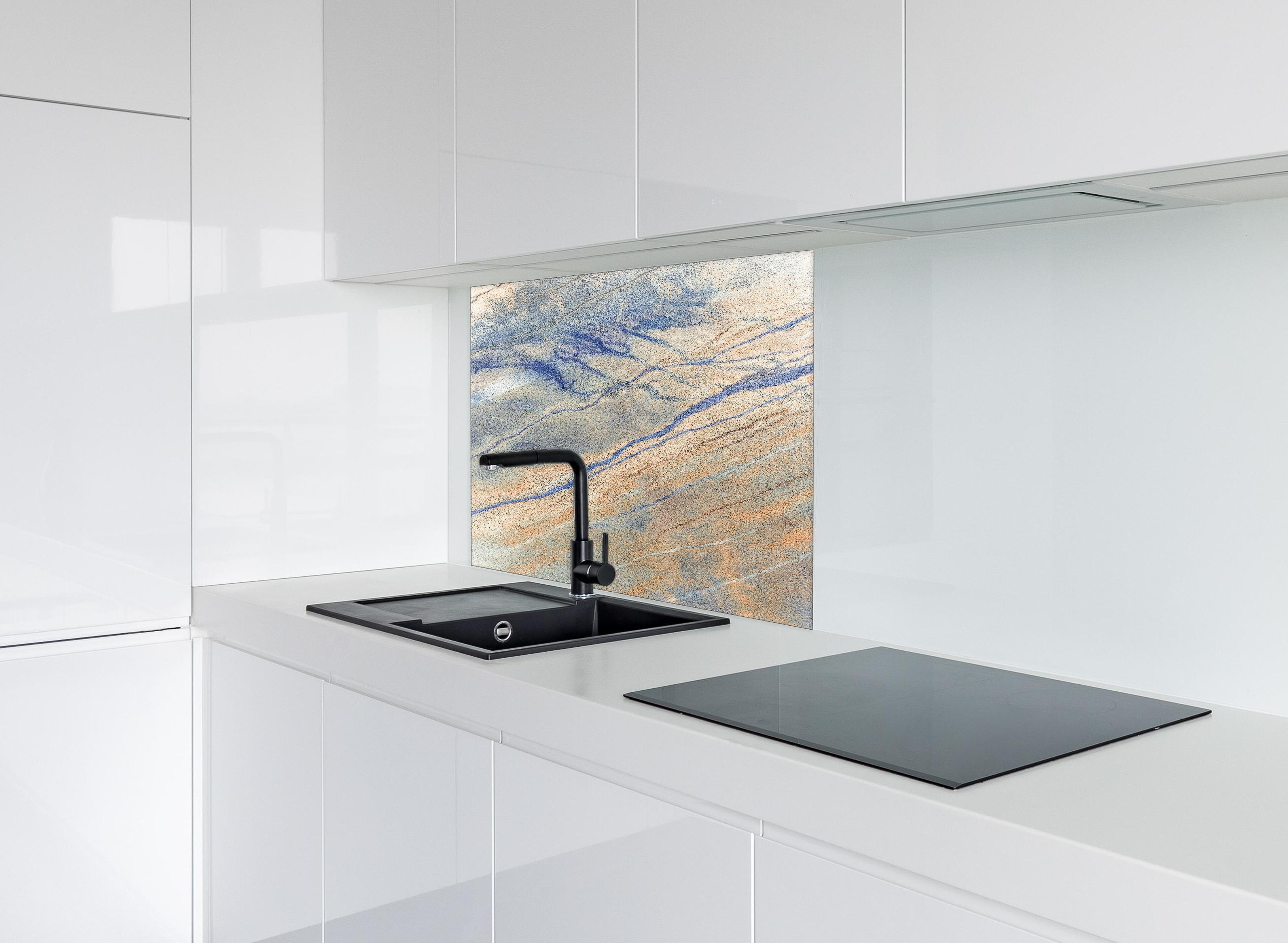 Spritzschutz - Luftaufnahme Blau-Orange Flusslandschaft Textur hinter einem Cerankochfeld zwischen Holz-Kochutensilien
