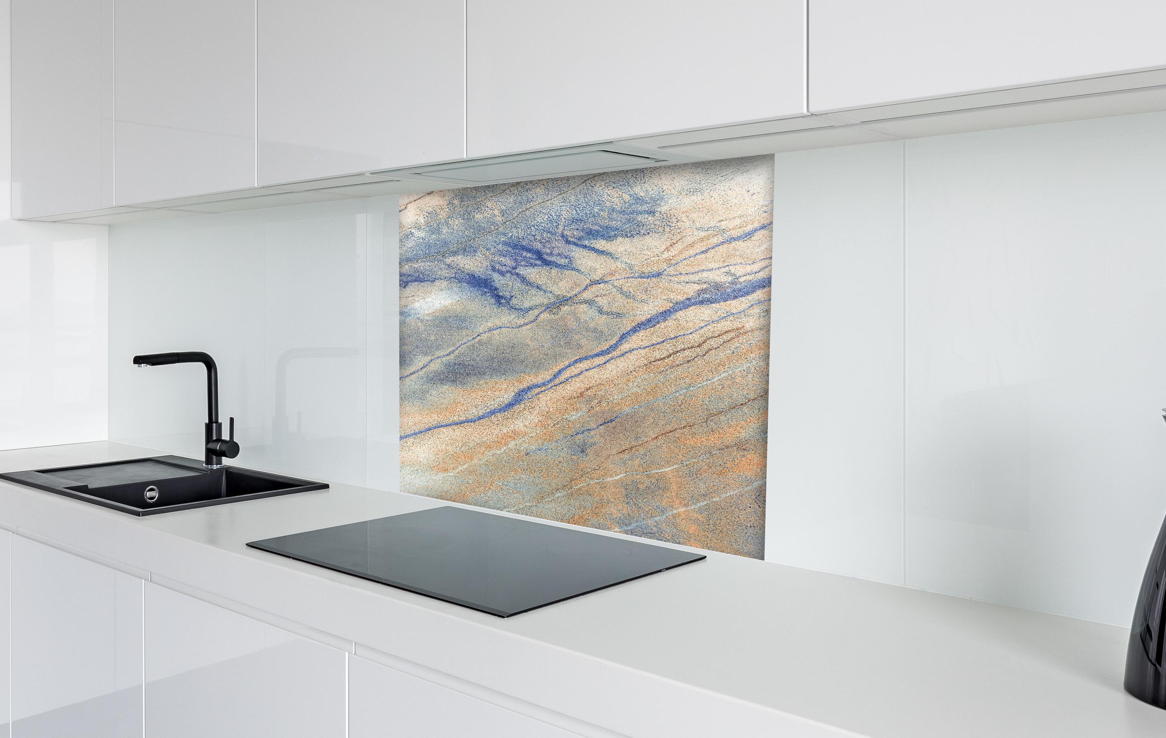 Spritzschutz - Luftaufnahme Blau-Orange Flusslandschaft Textur hinter einem Cerankochfeld zwischen Holz-Kochutensilien
