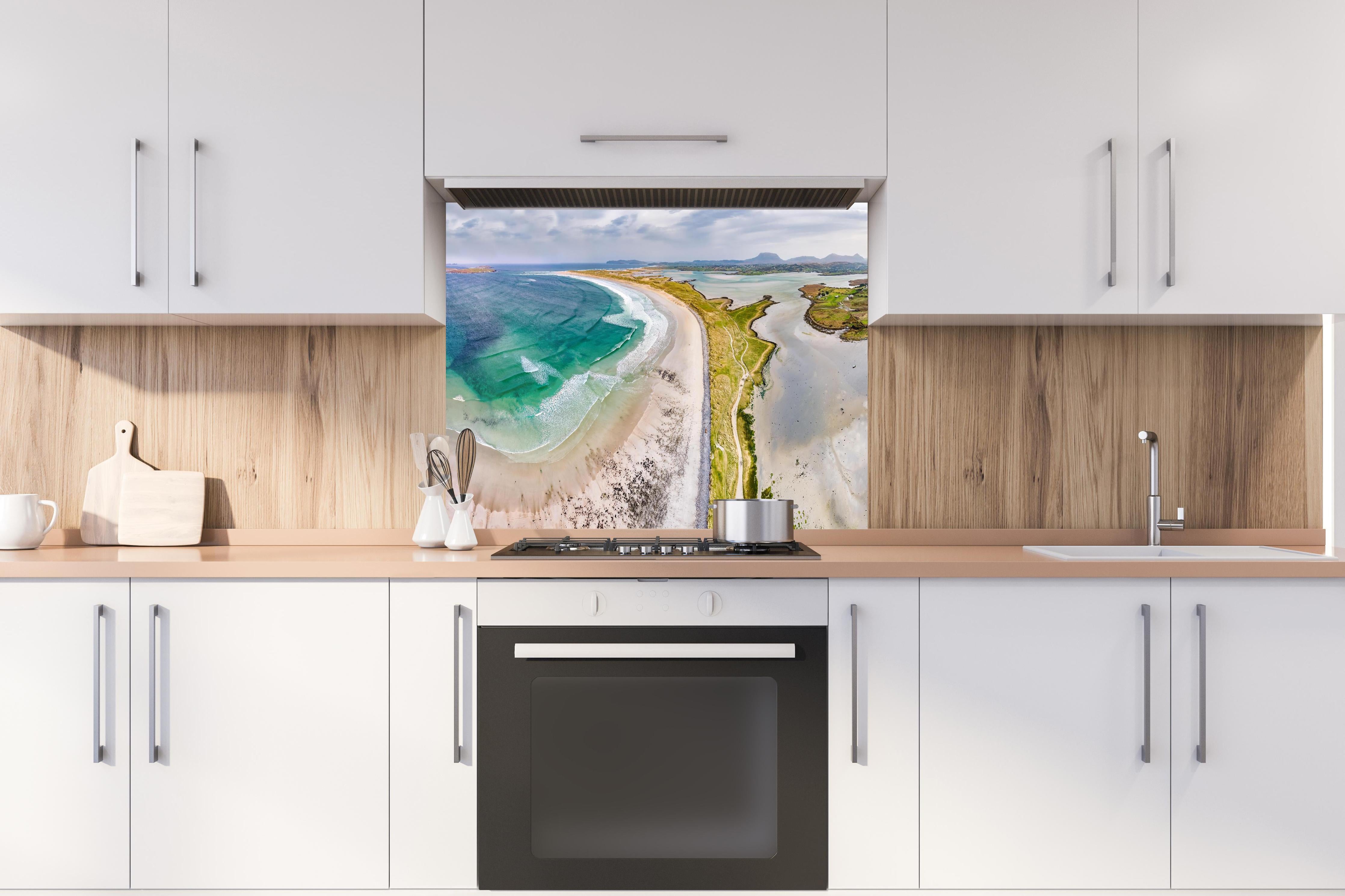 Spritzschutz - Luftaufnahme der Küste von Magheraroarty-Irland hinter einem Cerankochfeld zwischen Holz-Kochutensilien
