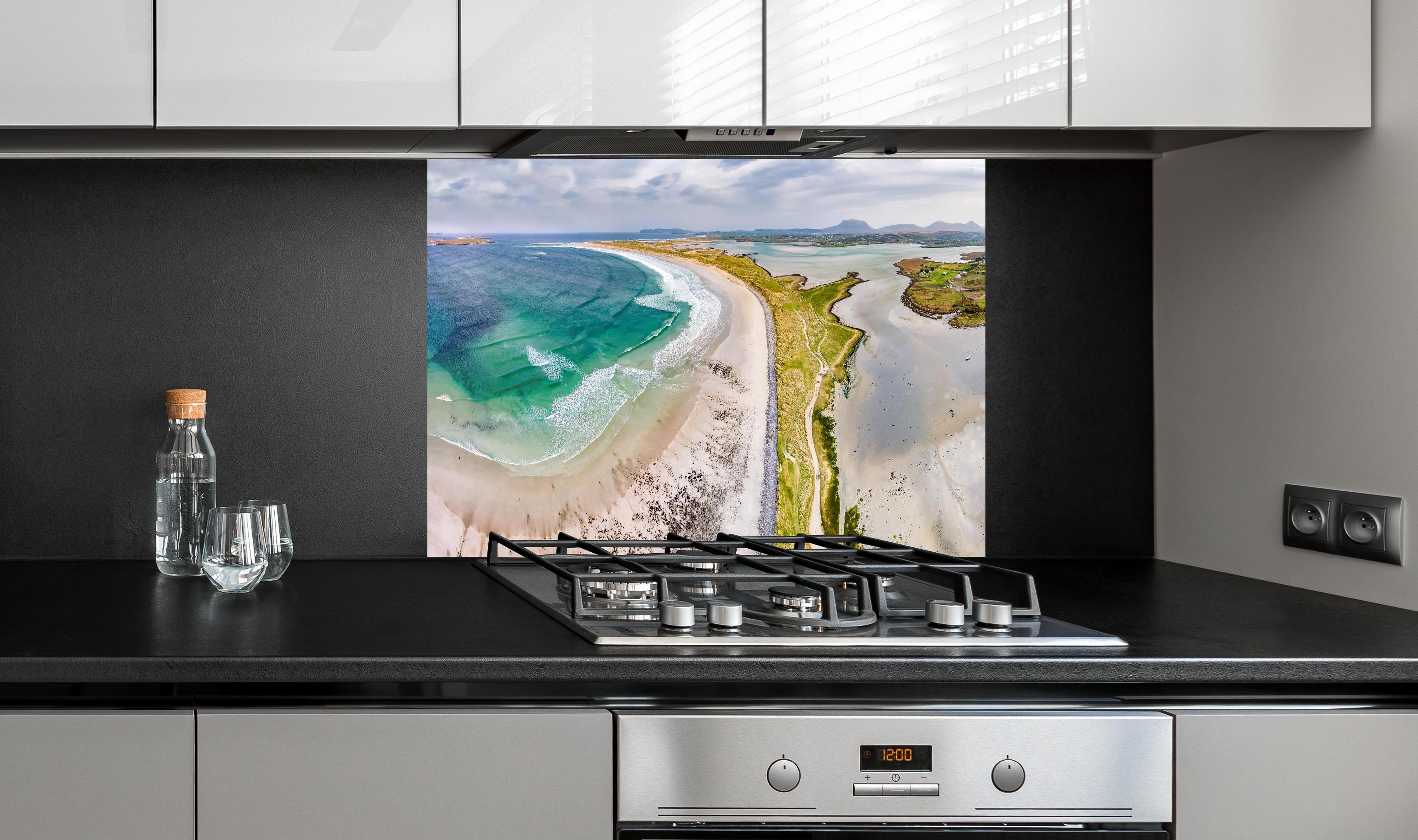 Spritzschutz - Luftaufnahme der Küste von Magheraroarty-Irland hinter einem Cerankochfeld zwischen Holz-Kochutensilien
