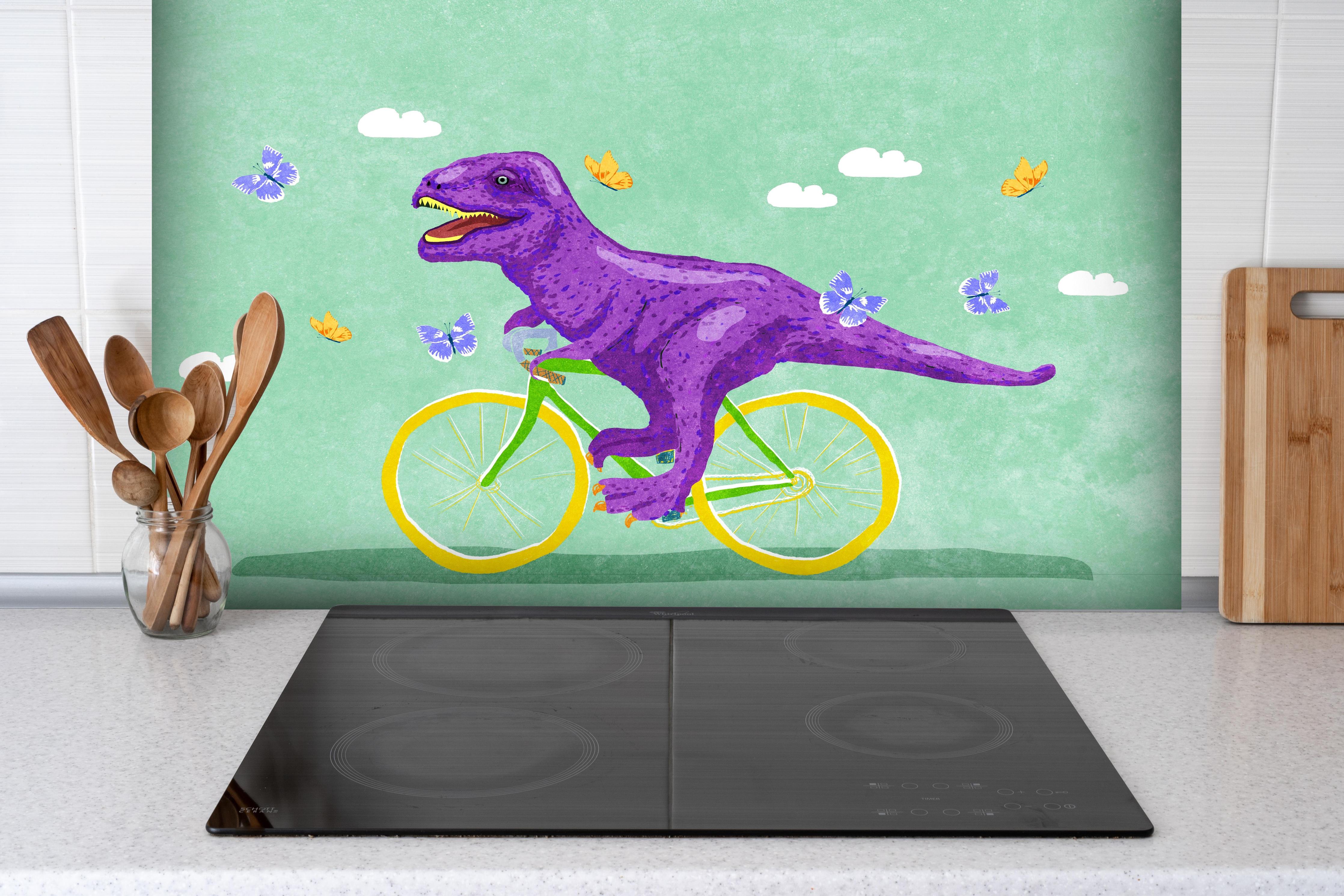 Spritzschutz - Lustiger Dinosaurier Fahrradrennen Illustration hinter einem Cerankochfeld zwischen Holz-Kochutensilien
