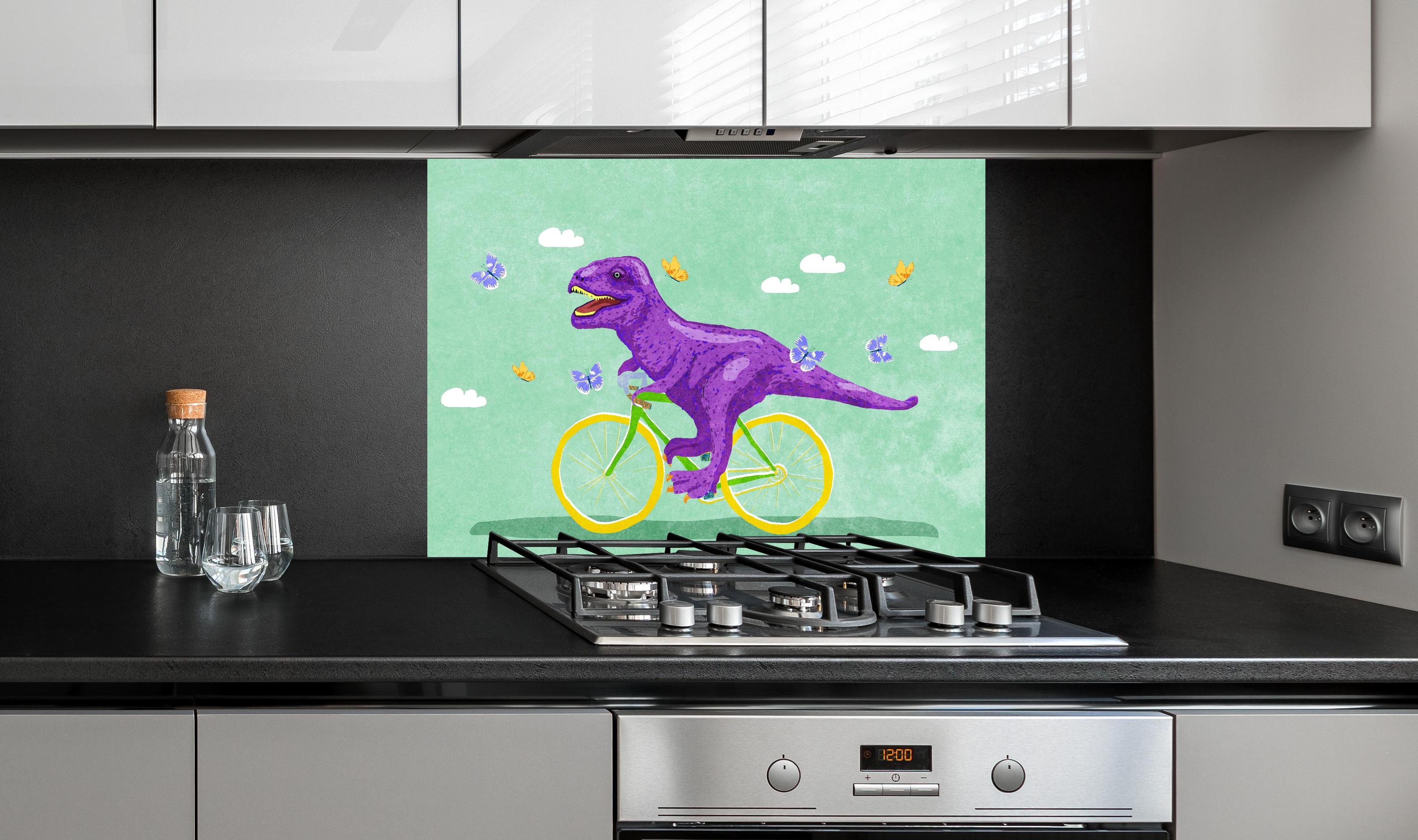 Spritzschutz - Lustiger Dinosaurier Fahrradrennen Illustration hinter einem Cerankochfeld zwischen Holz-Kochutensilien
