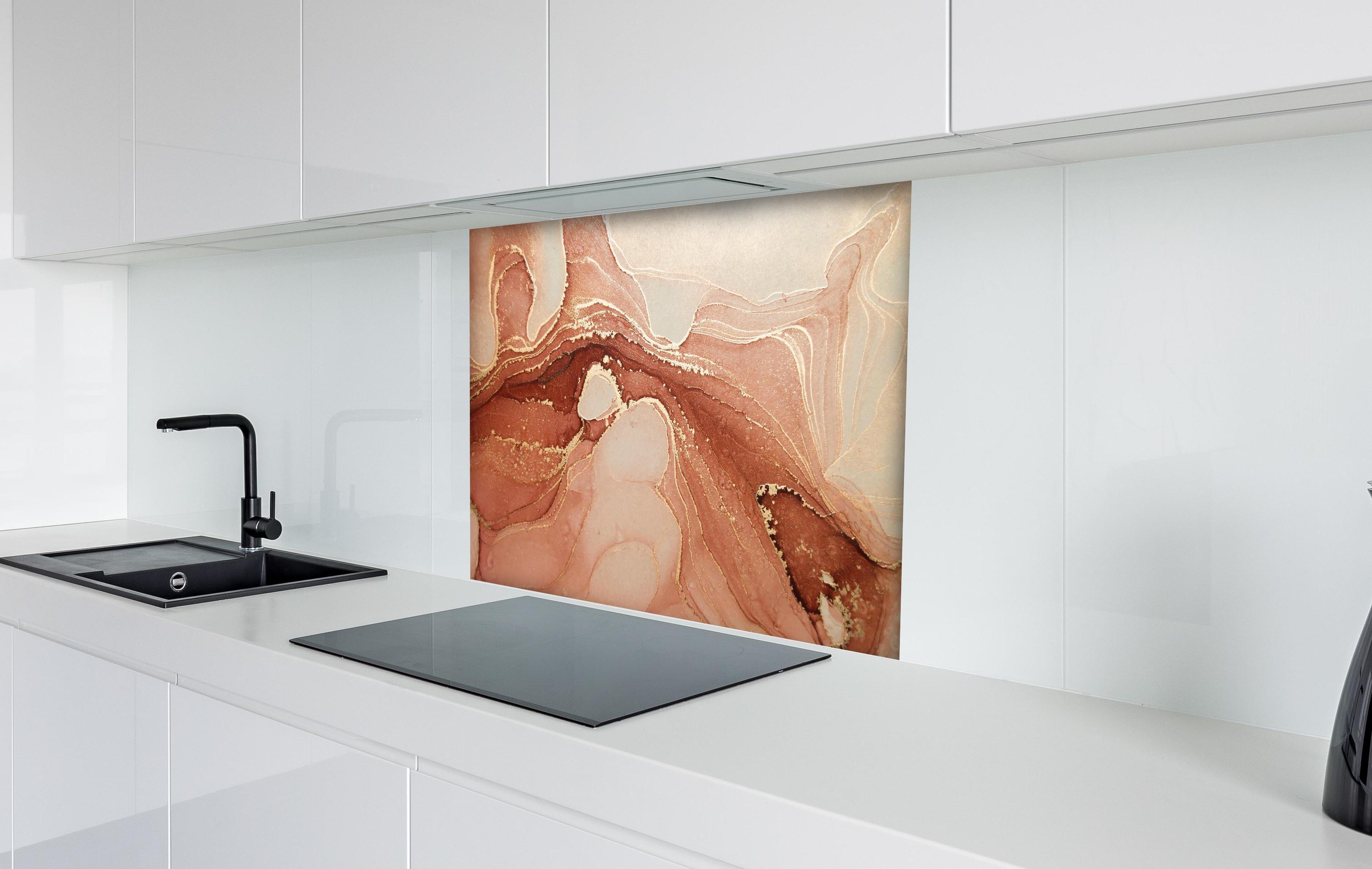 Spritzschutz - Luxuriöse Darstellung durch flüssige Kunst hinter einem Cerankochfeld zwischen Holz-Kochutensilien
