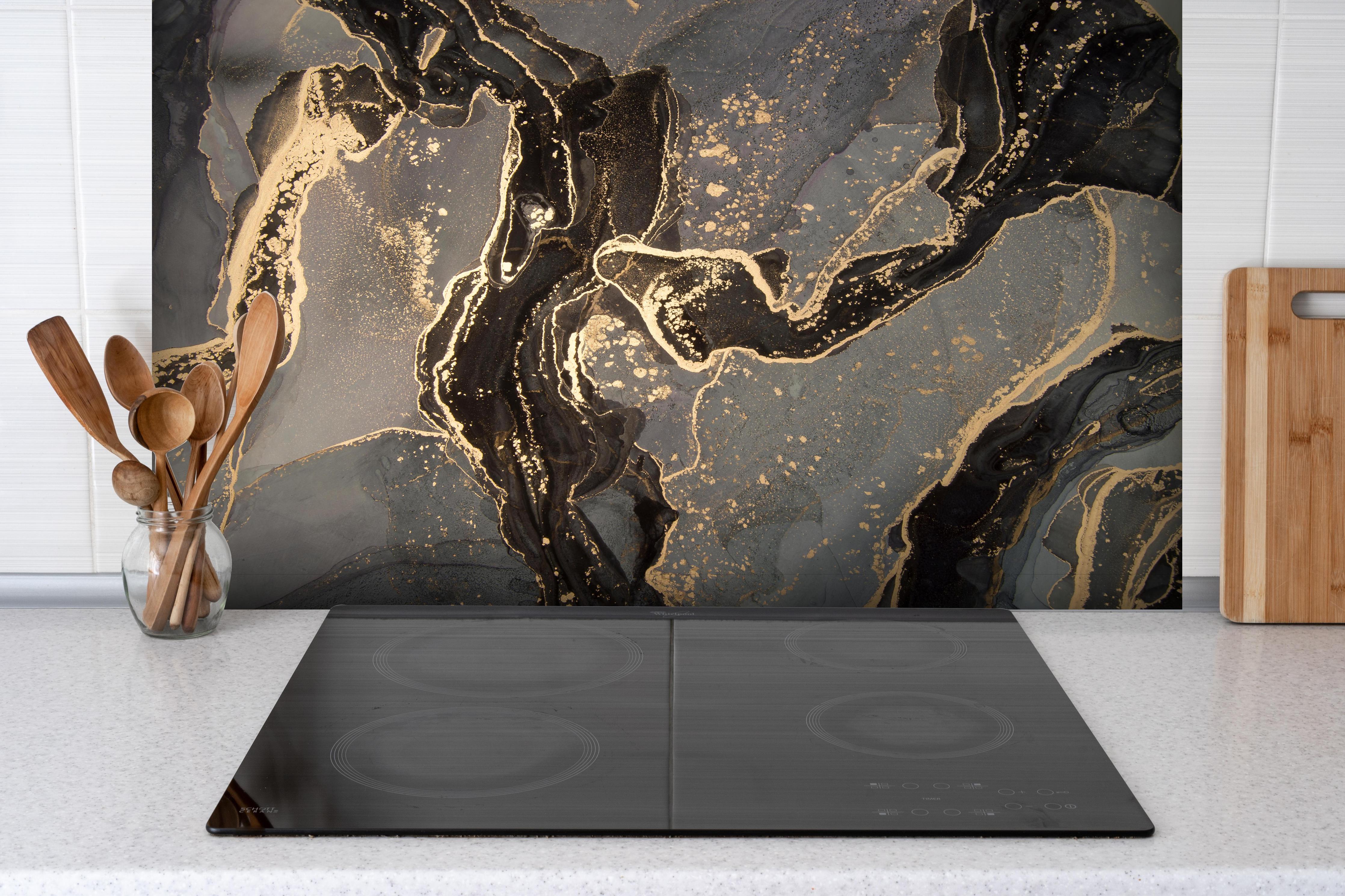 Spritzschutz - Luxuriöse abstrakte Flüssigkunstmalerei  hinter einem Cerankochfeld zwischen Holz-Kochutensilien
