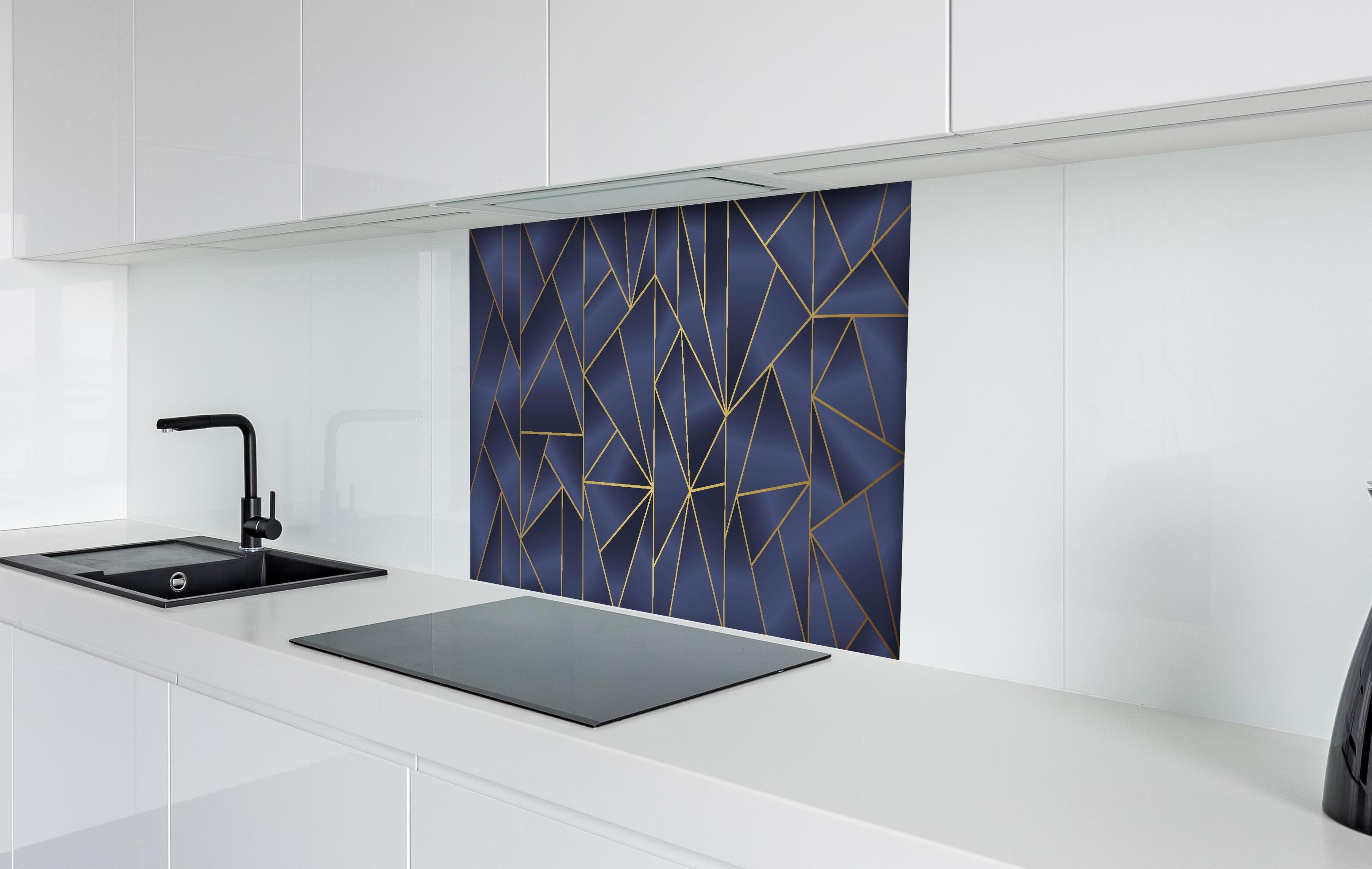 Spritzschutz - Luxuriöser Geometrie Navy-Hintergrund mit Goldlinien hinter einem Cerankochfeld zwischen Holz-Kochutensilien
