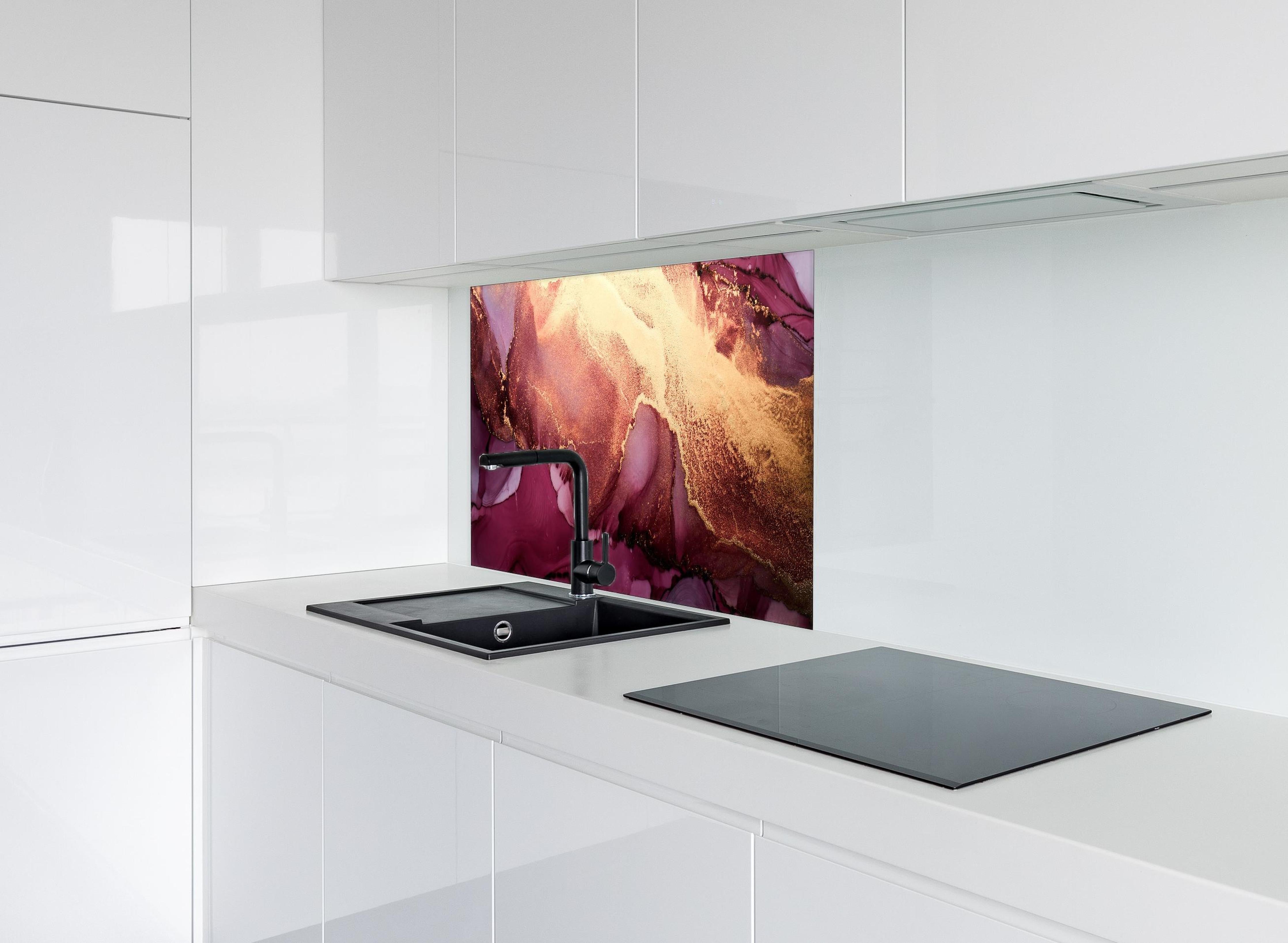 Spritzschutz - Luxuriöser Hintergrund - Alkoholtinten-Technik hinter einem Cerankochfeld zwischen Holz-Kochutensilien
