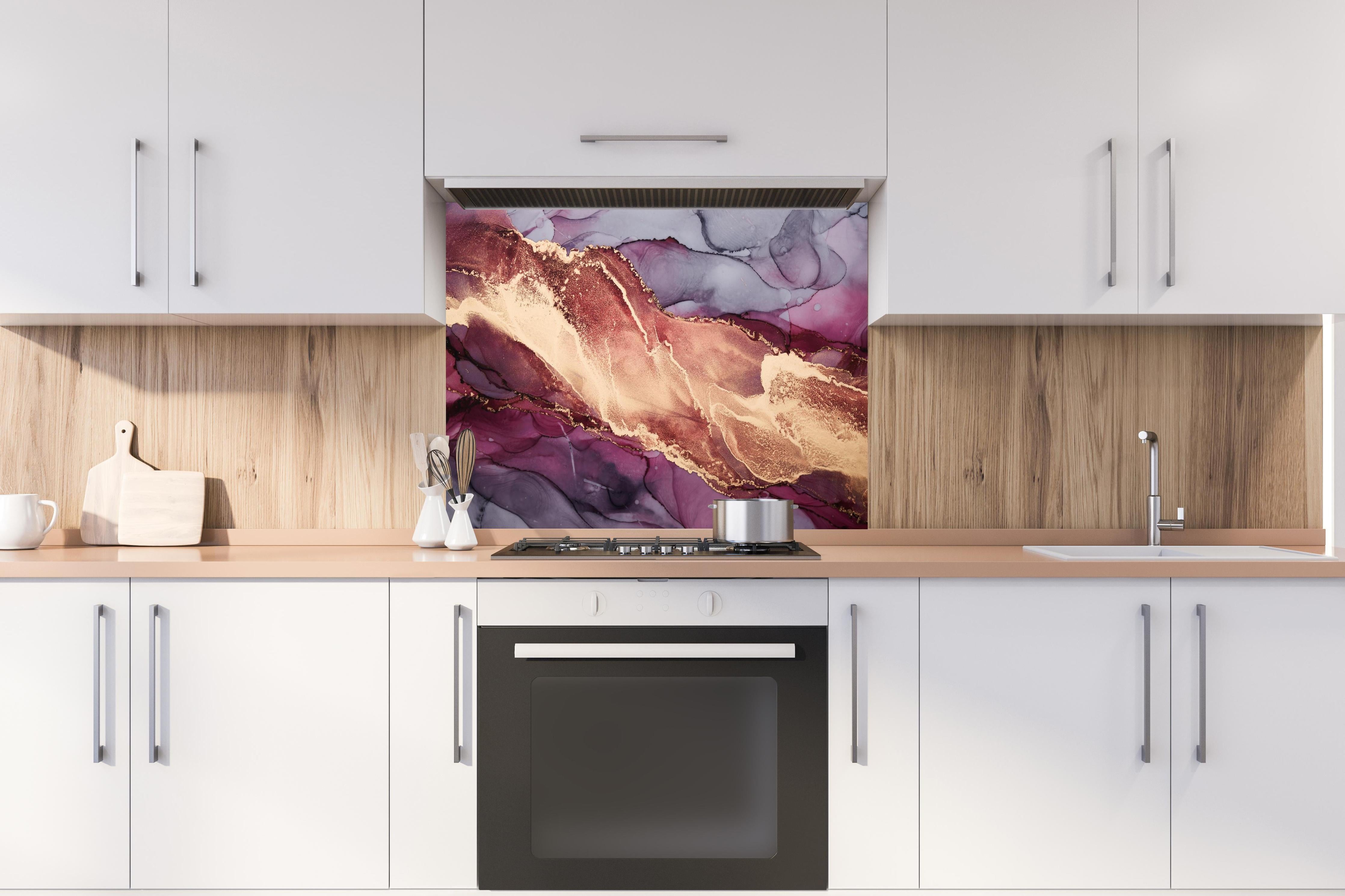 Spritzschutz - Luxuriöser Hintergrund - Alkoholtuschetechnik hinter einem Cerankochfeld zwischen Holz-Kochutensilien
