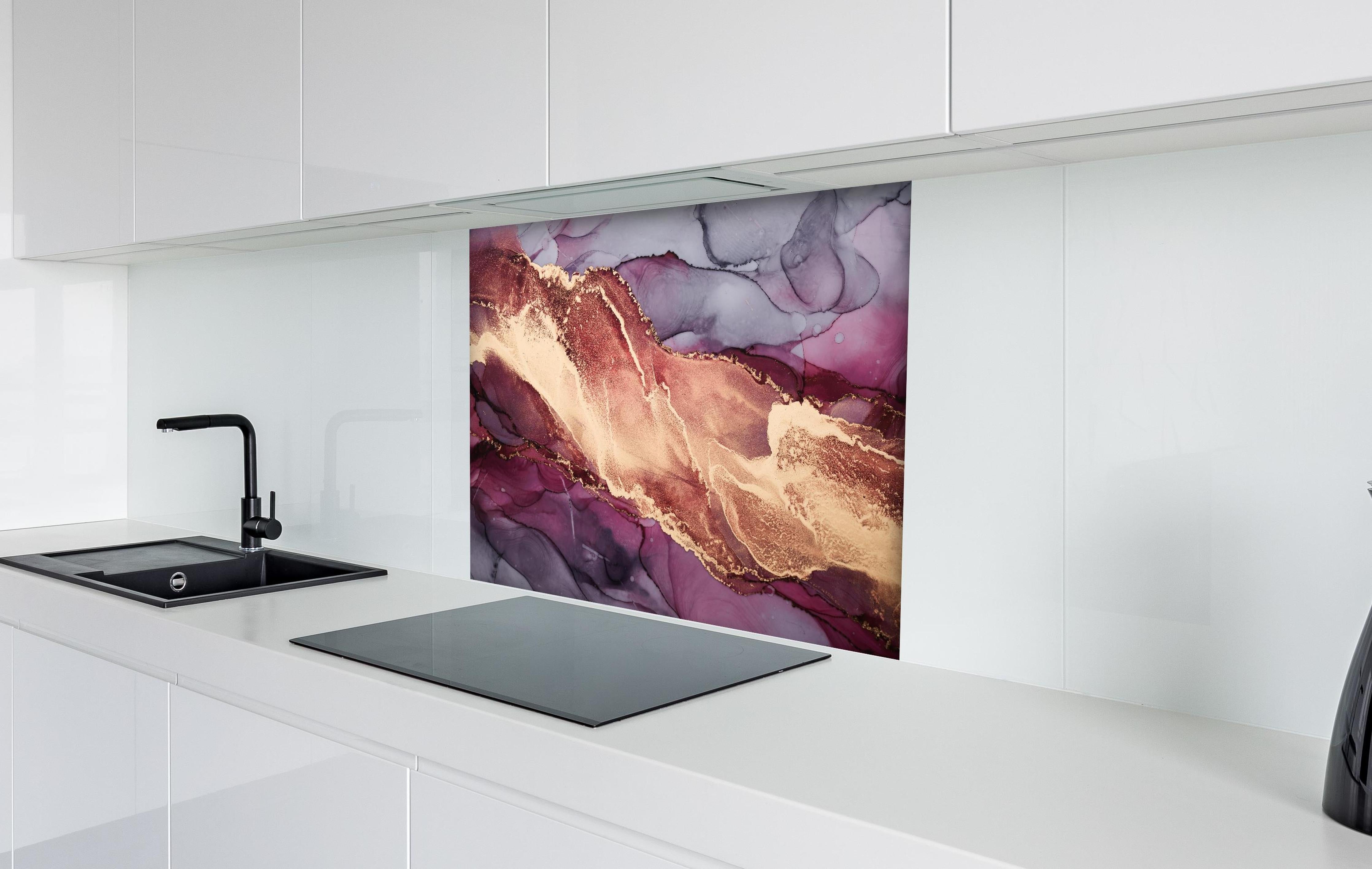 Spritzschutz - Luxuriöser Hintergrund - Alkoholtuschetechnik hinter einem Cerankochfeld zwischen Holz-Kochutensilien
