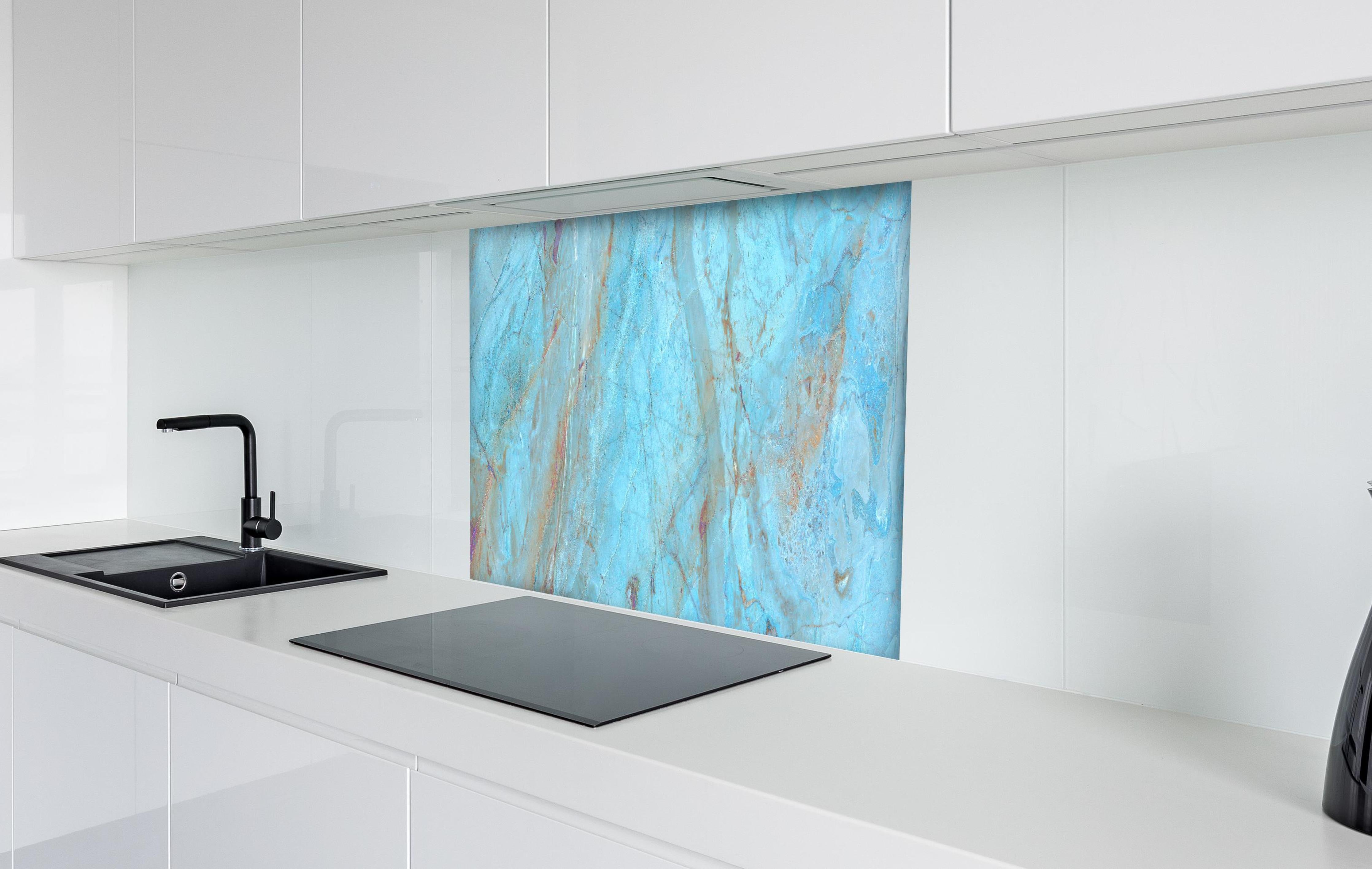 Spritzschutz - Luxuriöser Onyxmarmor in Aqua Tone hinter einem Cerankochfeld zwischen Holz-Kochutensilien
