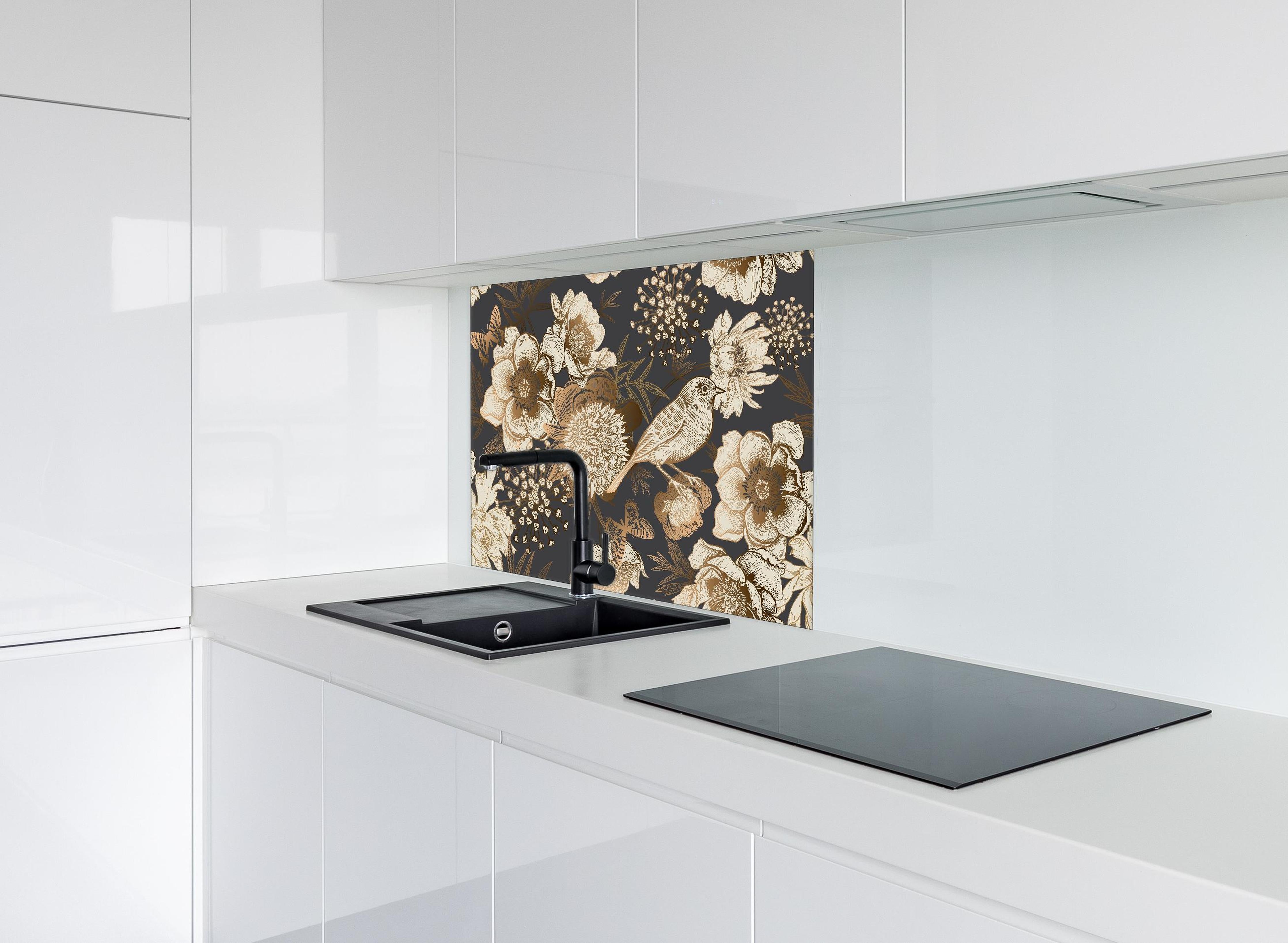 Spritzschutz - Luxuriöses Goldbraun Pfau & Blumen Muster hinter einem Cerankochfeld zwischen Holz-Kochutensilien
