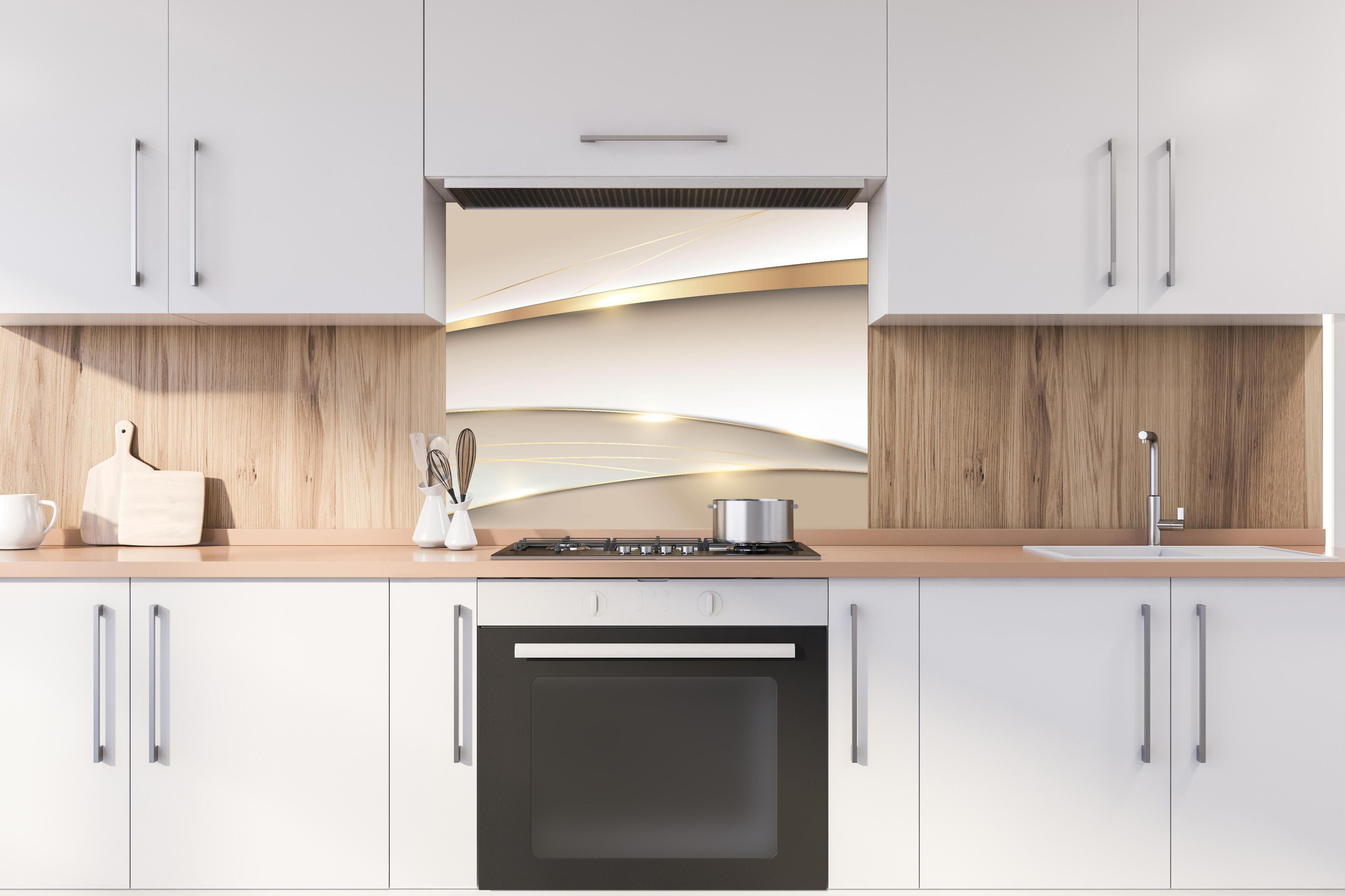 Spritzschutz - Luxuriöses Goldweiß Kurviges Abstraktes Design hinter einem Cerankochfeld zwischen Holz-Kochutensilien
