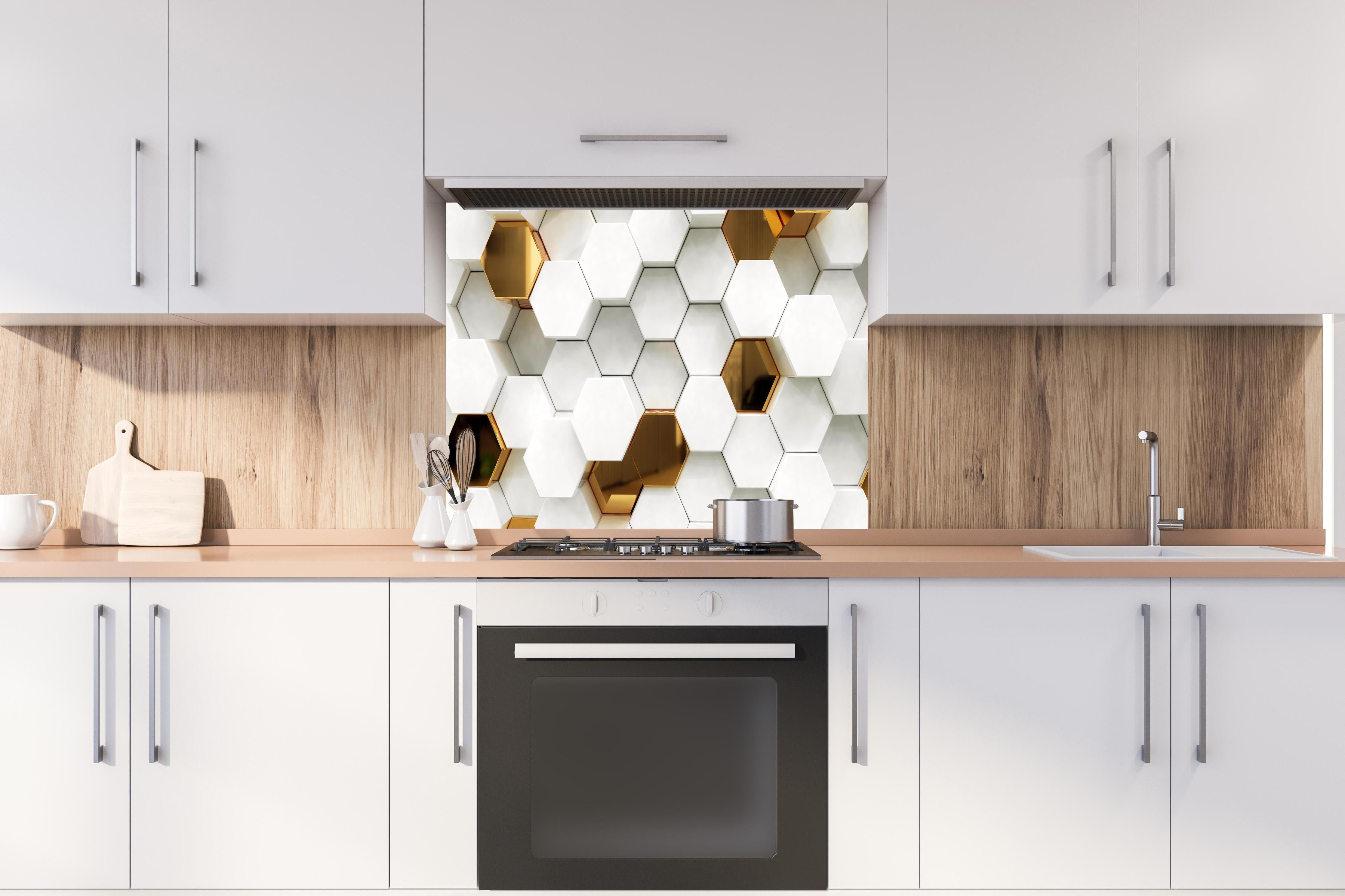 Spritzschutz - Luxuriöses Sechseck Muster hinter einem Cerankochfeld zwischen Holz-Kochutensilien
