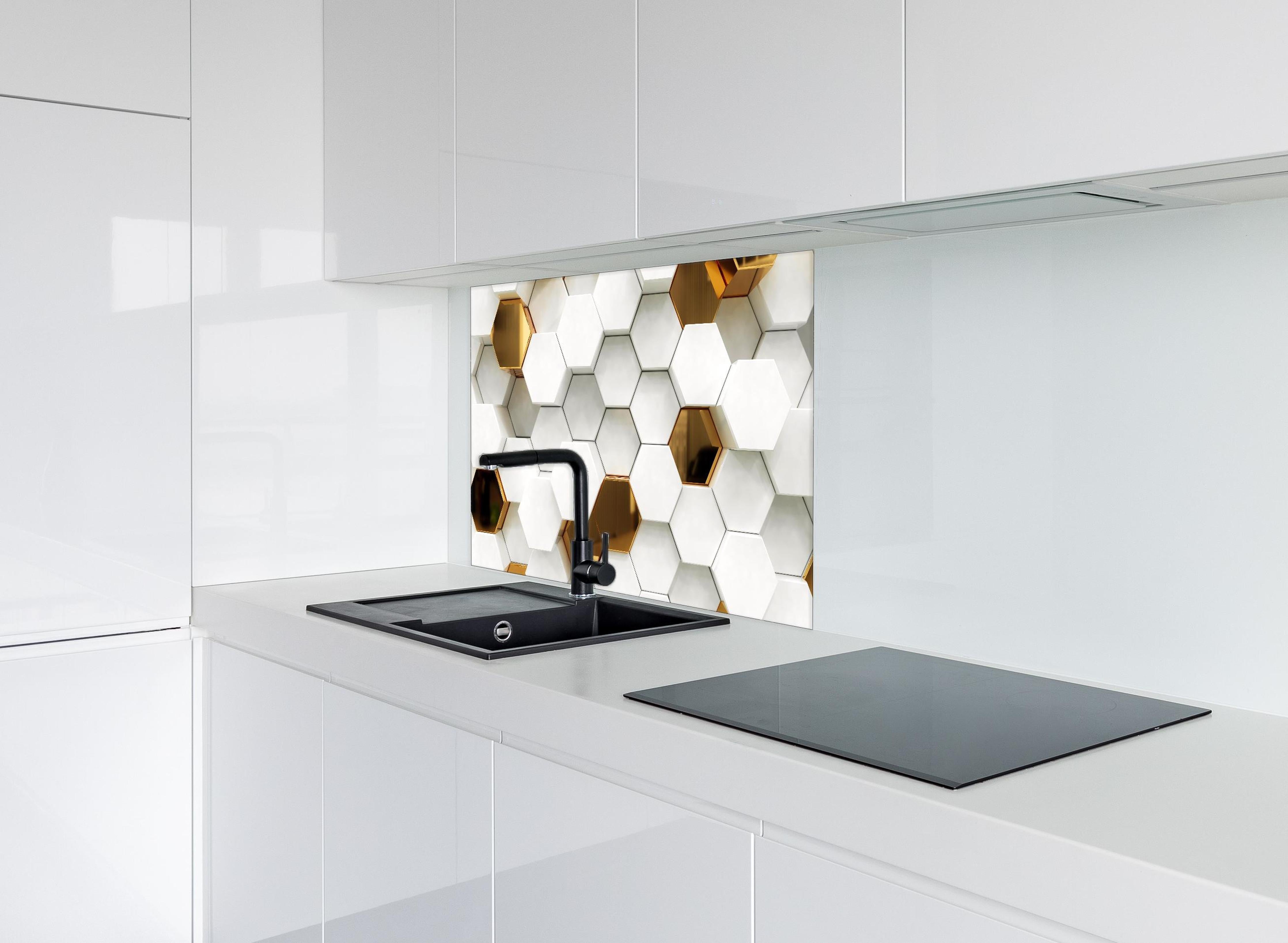 Spritzschutz - Luxuriöses Sechseck Muster hinter einem Cerankochfeld zwischen Holz-Kochutensilien
