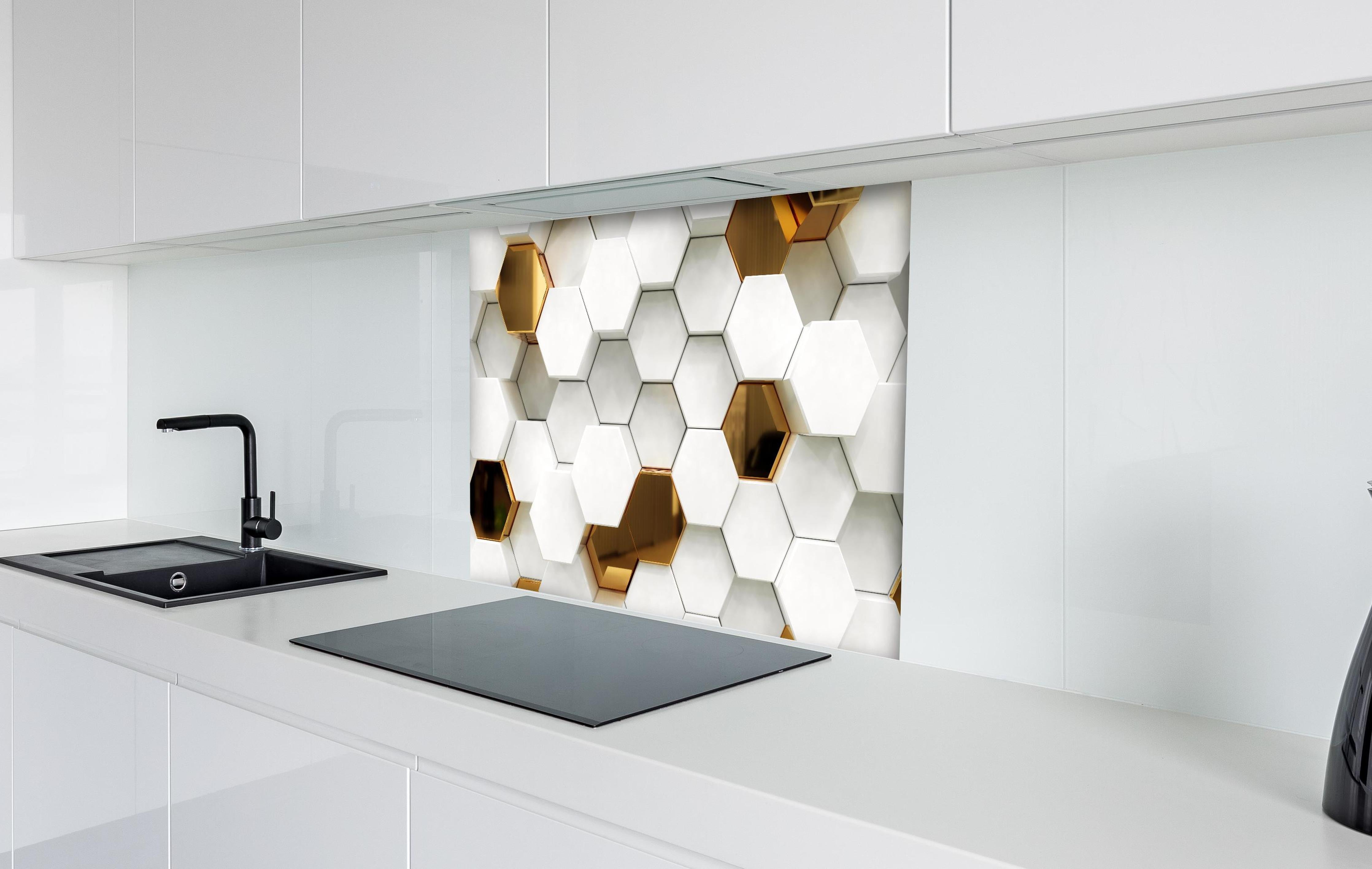 Spritzschutz - Luxuriöses Sechseck Muster hinter einem Cerankochfeld zwischen Holz-Kochutensilien
