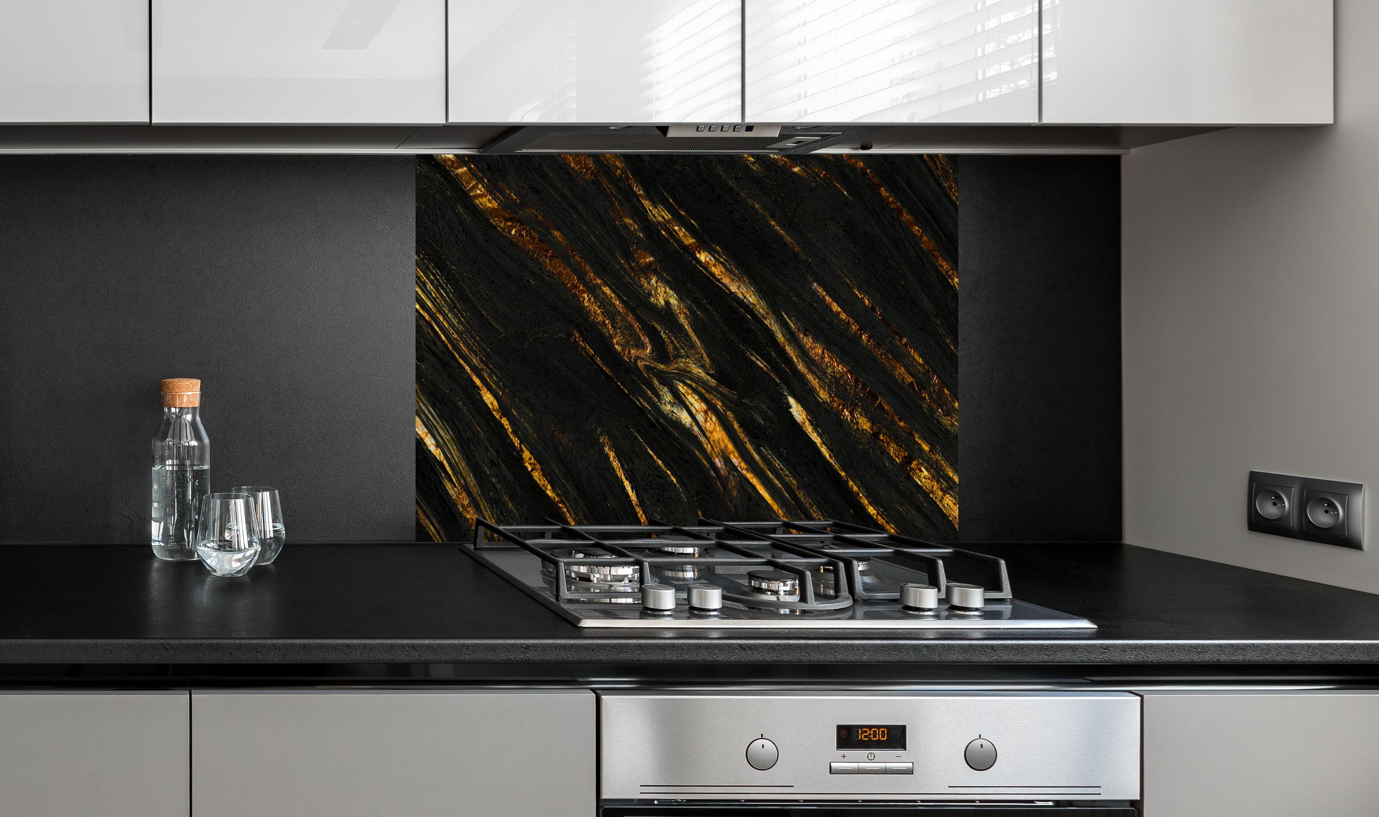 Spritzschutz - Luxus Gold Marmor-Holz Textur hinter einem Cerankochfeld zwischen Holz-Kochutensilien
