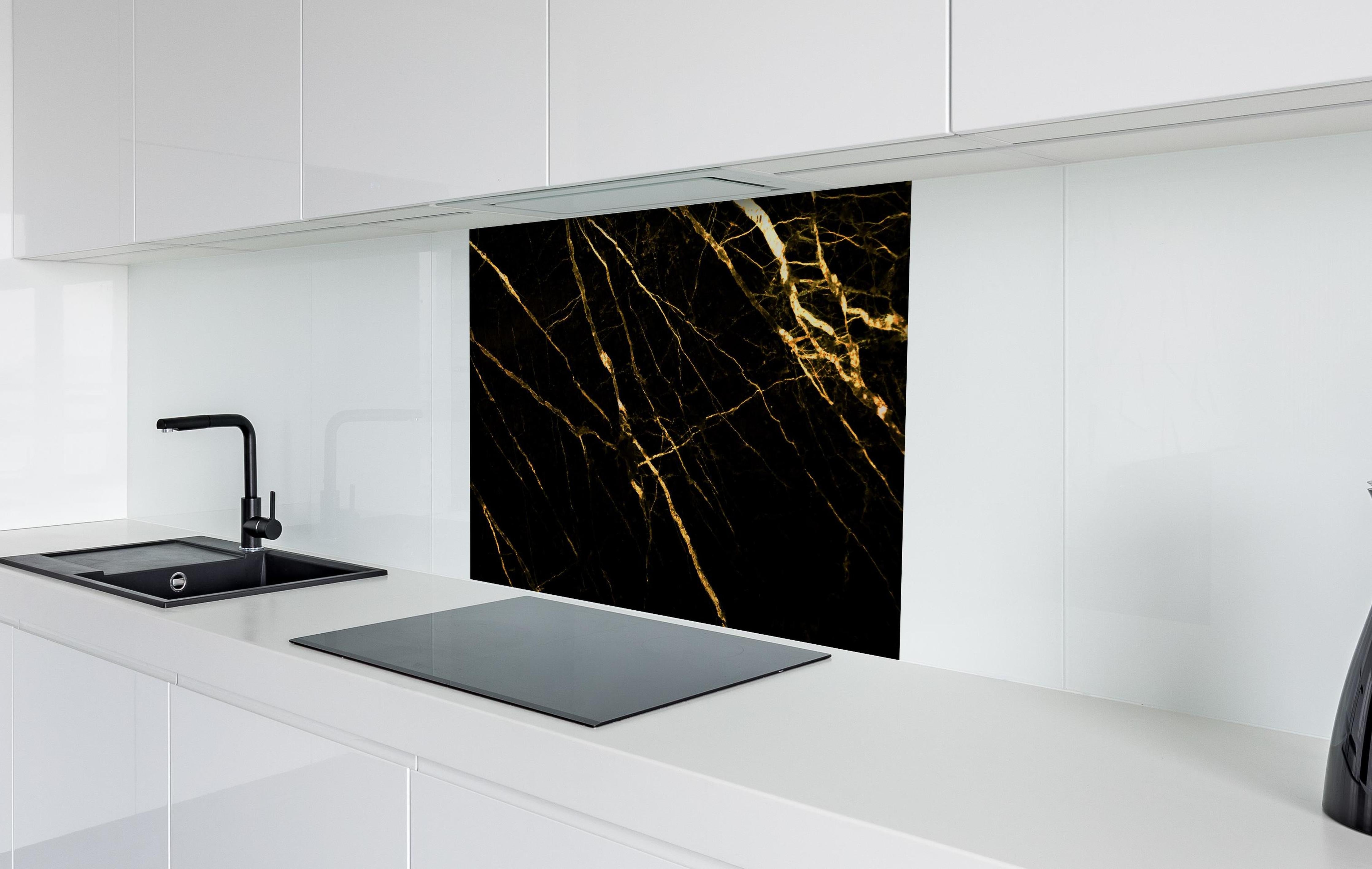 Spritzschutz - Luxus Goldmarmortextur  hinter einem Cerankochfeld zwischen Holz-Kochutensilien
