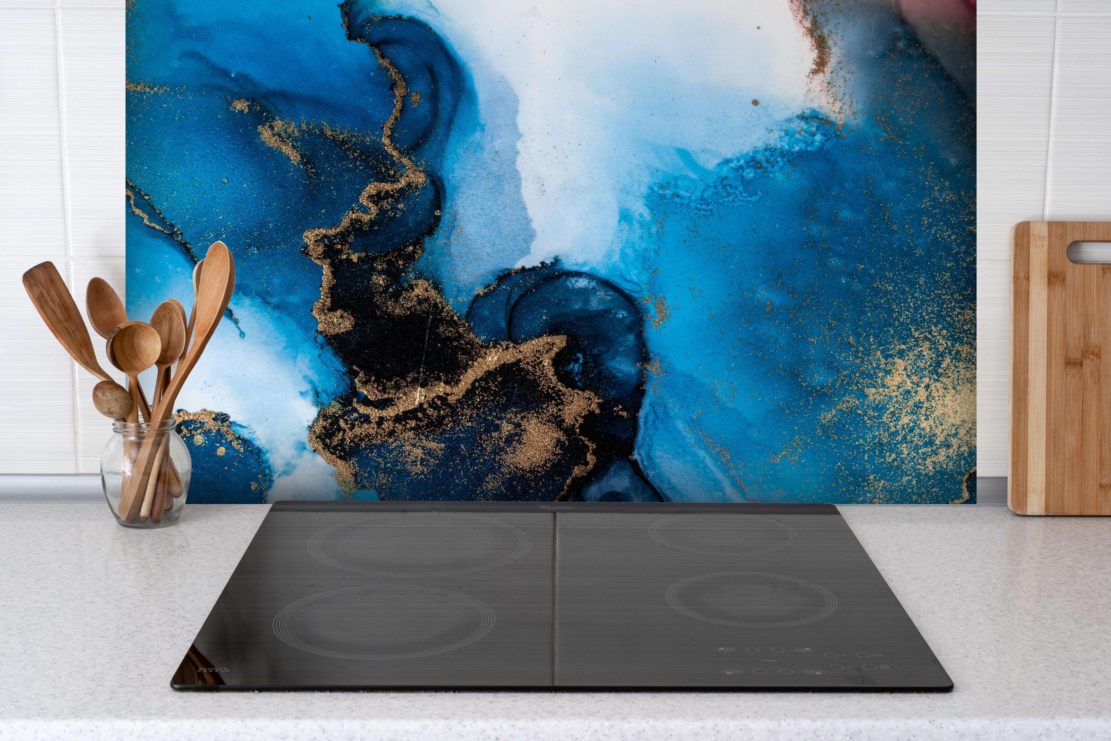 Spritzschutz - Luxus Marmor Textur - Flüssigmalerei hinter einem Cerankochfeld zwischen Holz-Kochutensilien
