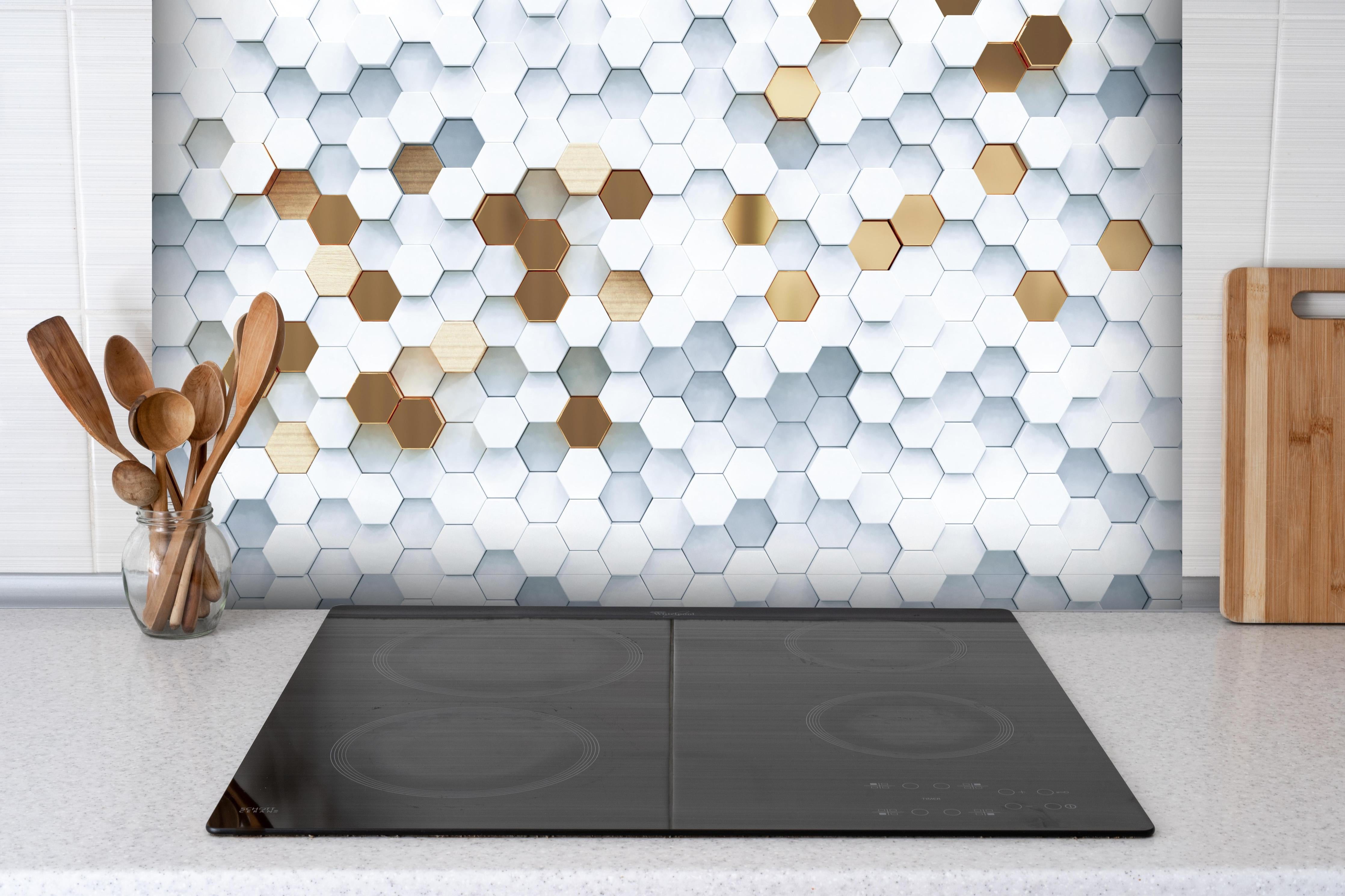 Spritzschutz - Luxus Sechseck Muster hinter einem Cerankochfeld zwischen Holz-Kochutensilien
