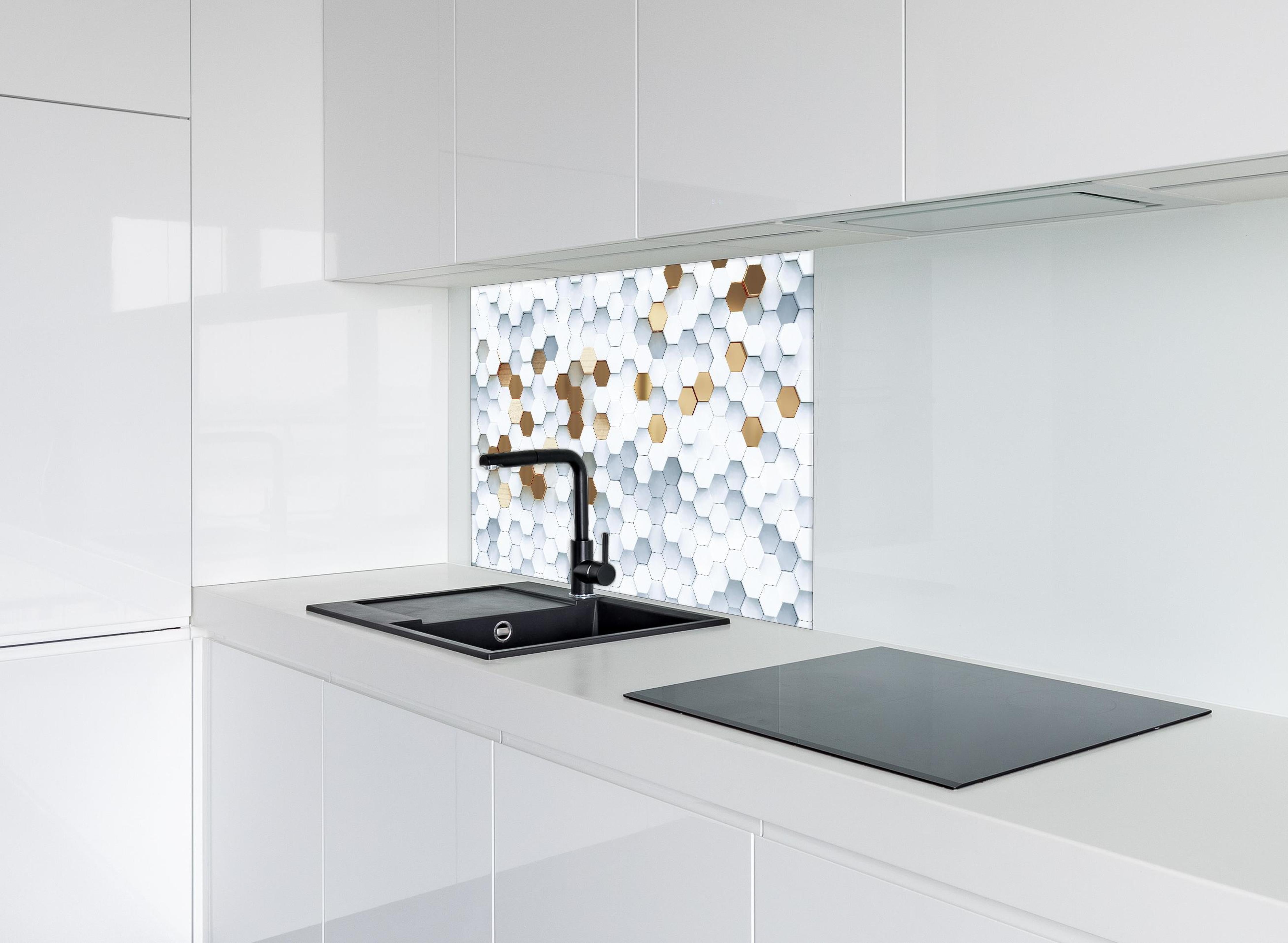 Spritzschutz - Luxus Sechseck Muster hinter einem Cerankochfeld zwischen Holz-Kochutensilien
