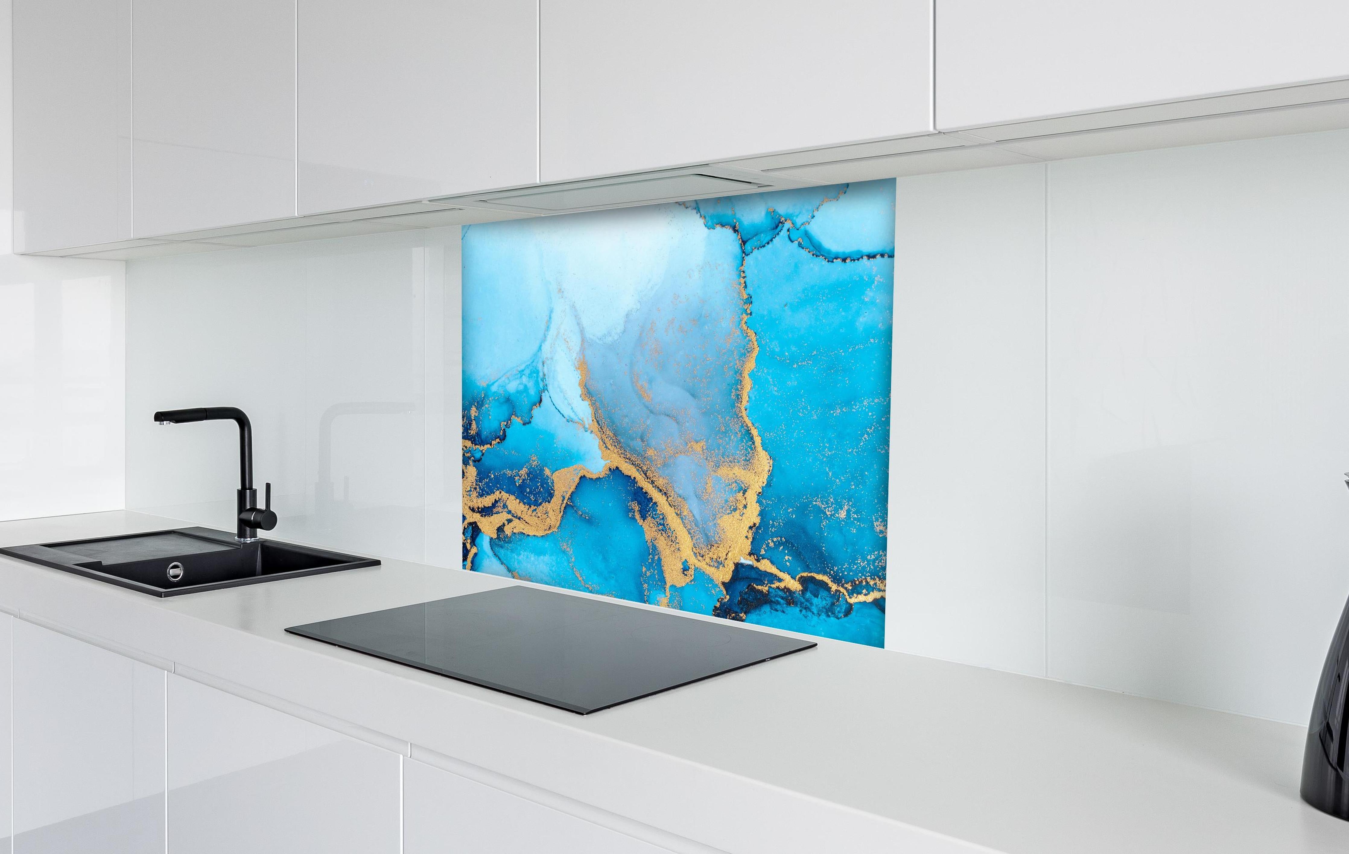 Spritzschutz - Luxus blau mit goldenem Stich - Tintenmalerei hinter einem Cerankochfeld zwischen Holz-Kochutensilien
