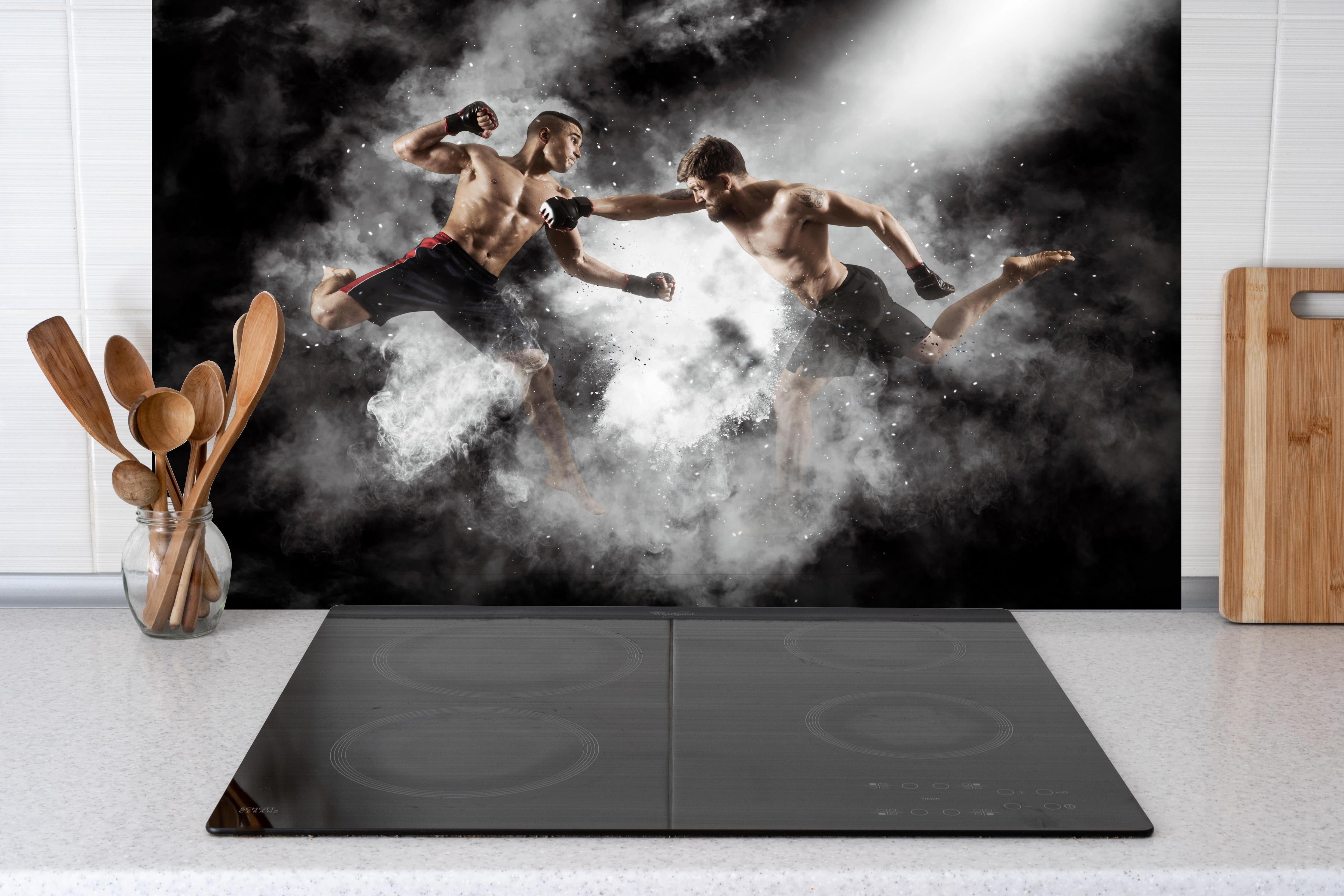 Spritzschutz - MMA-Boxer im Kampf hinter einem Cerankochfeld zwischen Holz-Kochutensilien

