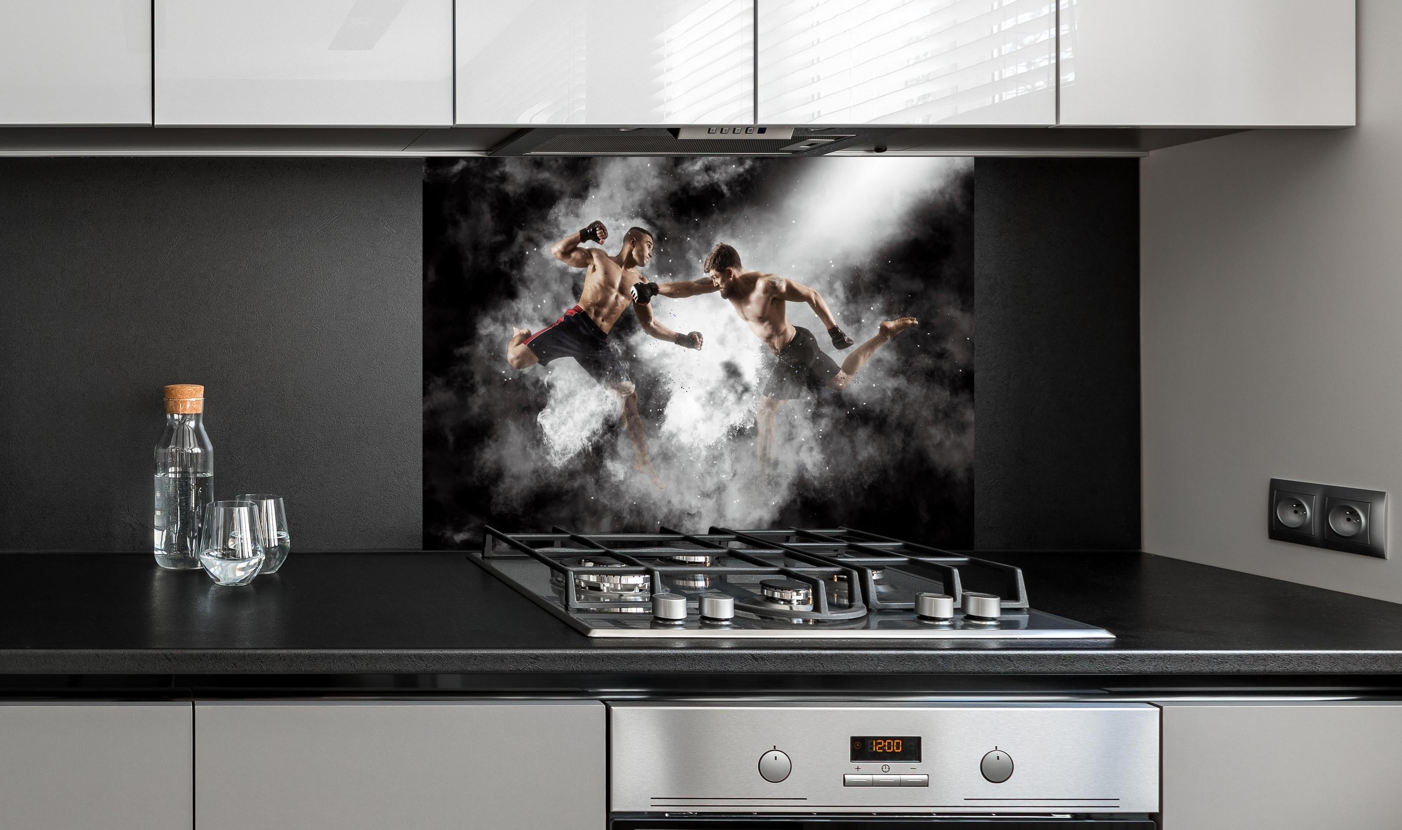 Spritzschutz - MMA-Boxer im Kampf hinter einem Cerankochfeld zwischen Holz-Kochutensilien

