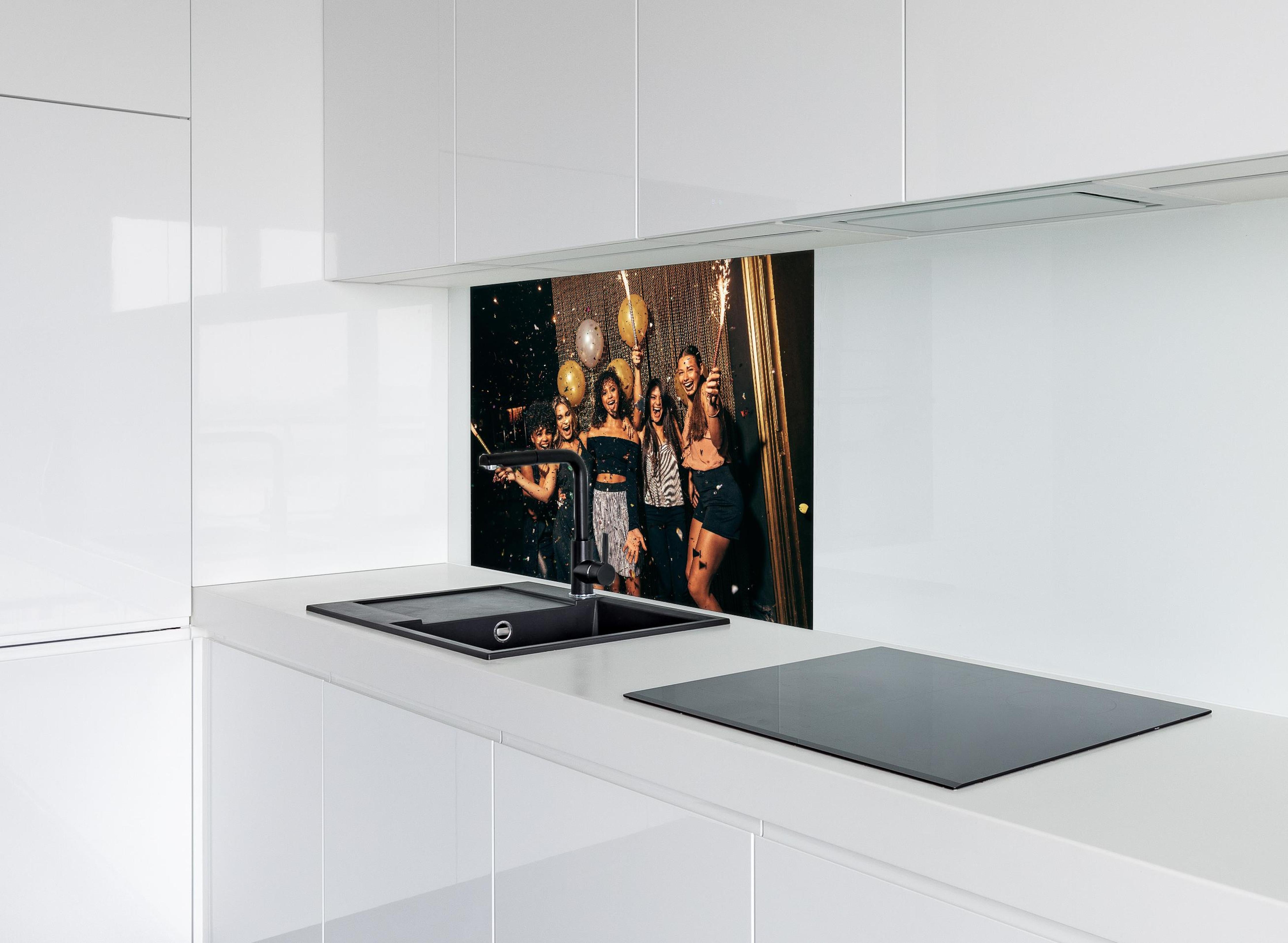 Spritzschutz - Mädchen im Nachtclub haben eine tolle Zeit hinter einem Cerankochfeld zwischen Holz-Kochutensilien
